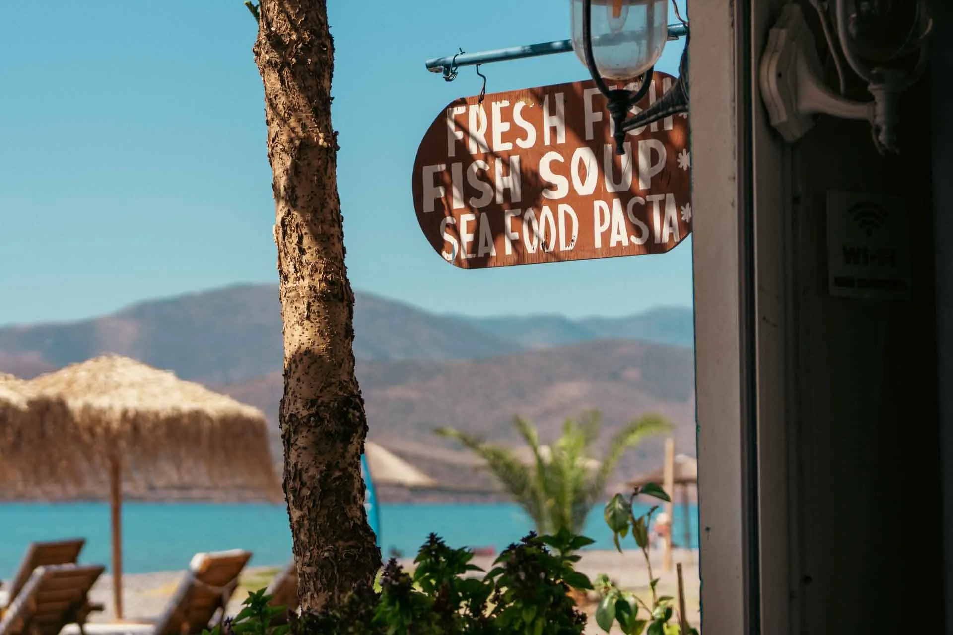 Restauracja rybna przy nadmorskiej promenadzie w Itei Restauracja rybna przy nadmorskiej promenadzie w Itei