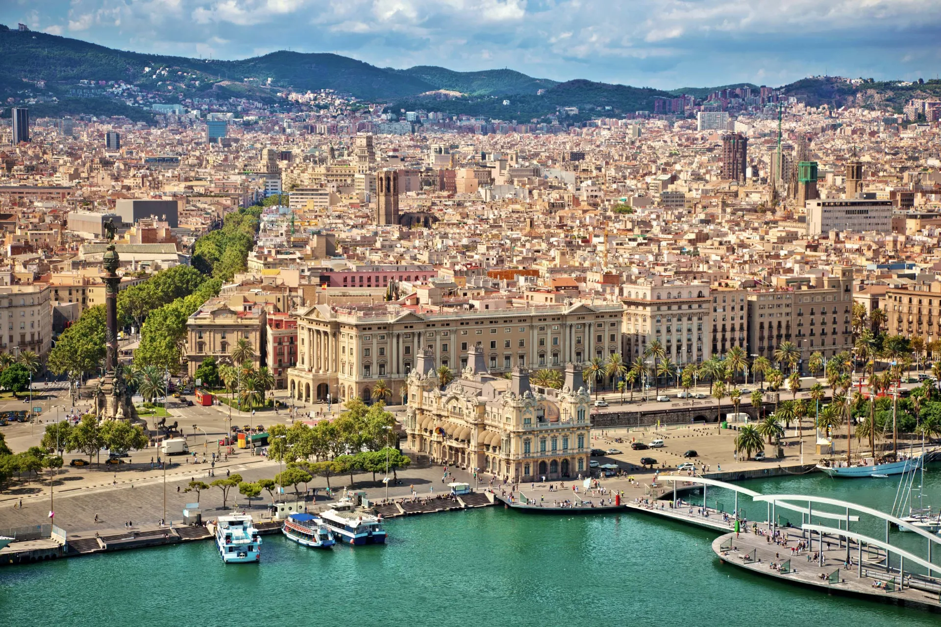 Port Vell z pomnikiem Kolumba na końcu Rambli w Barcelonie Port Vell z pomnikiem Kolumba na końcu Rambli w Barcelonie