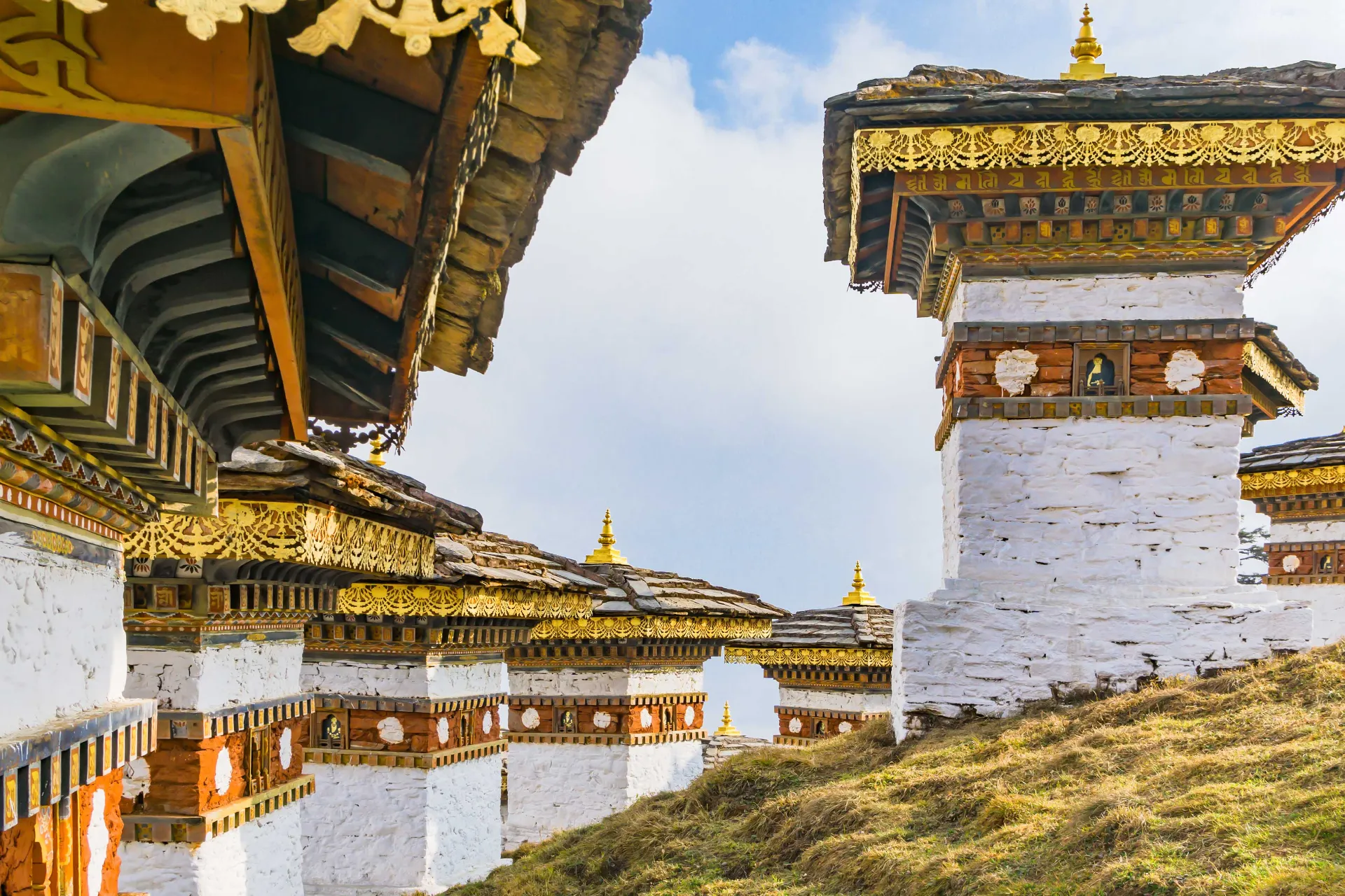 Przełęcz Dochula jest znana z 108 "stup", zbudowanych na cześć poległych bhutańskich żołnierzy Przełęcz Dochula jest znana z 108 "stup", zbudowanych na cześć poległych bhutańskich żołnierzy