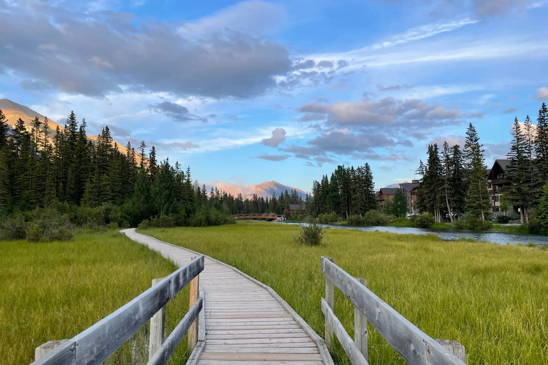 Drewniany most przez łąki w pobliżu Canmore Drewniany most przez łąki w pobliżu Canmore