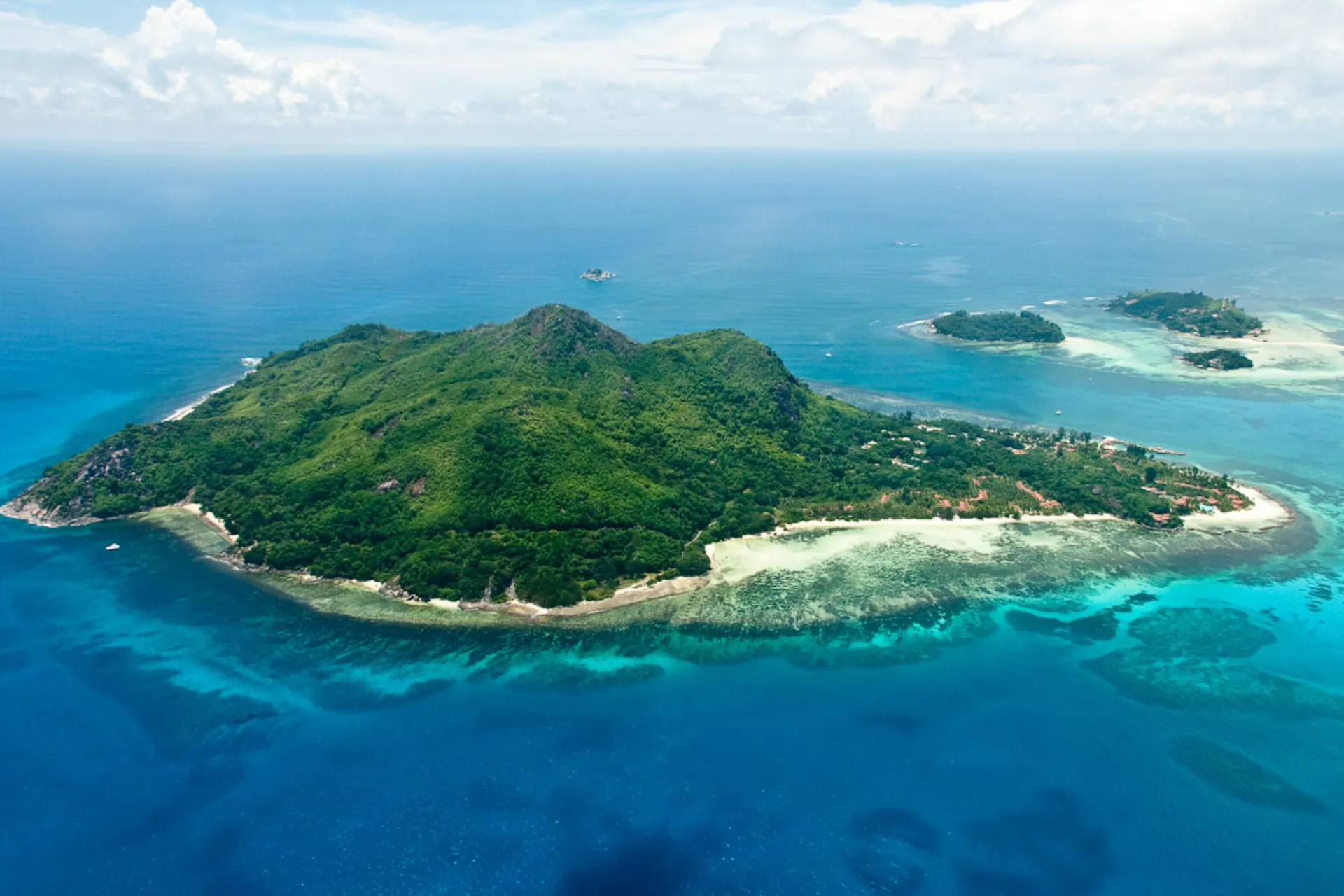 Z góry Seszele ukazują swoje magiczne krajobrazy – bujne wyspy, krystalicznie czyste laguny i kolorowe rafy