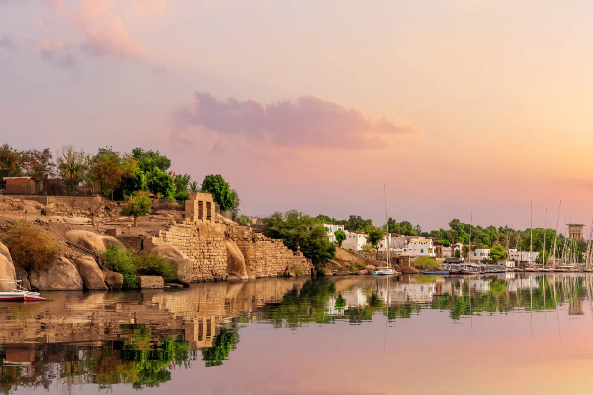 Klimatyczne ujęcie łodzi felukka na tle zachodu słońca w rejonie Asuanu Klimatyczne ujęcie łodzi felukka na tle zachodu słońca w rejonie Asuanu