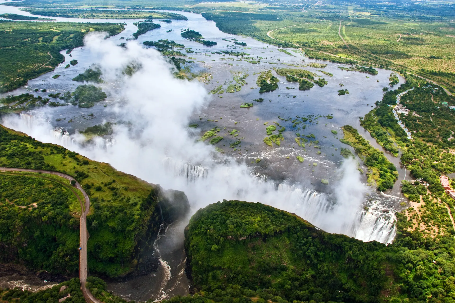 Wodospad Wiktorii ma 1708 metrów szerokości i 108 metrów wysokości Wodospad Wiktorii ma 1708 metrów szerokości i 108 metrów wysokości