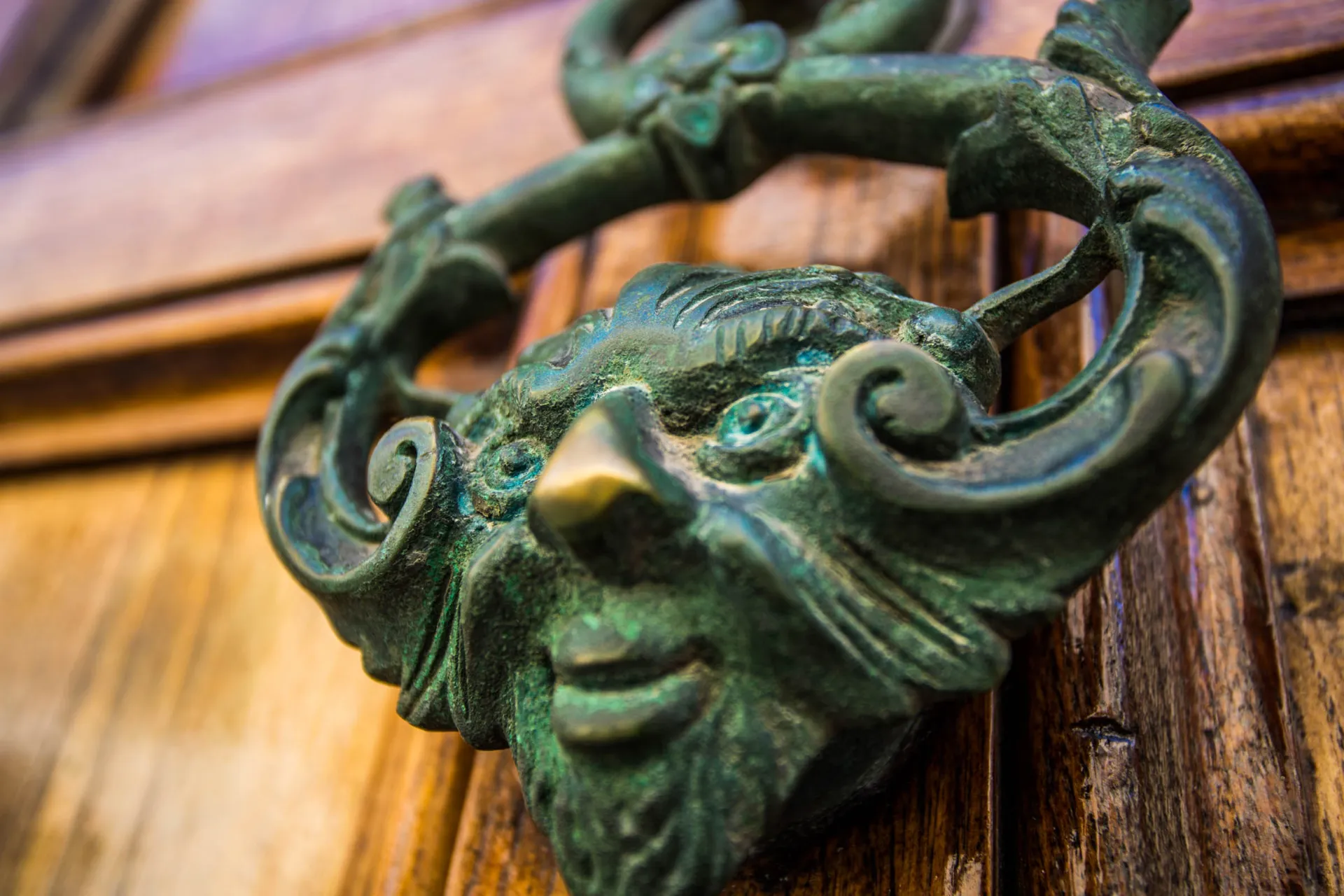 Kołatka – charakterystyczny i artystyczny element maltańskich zabytkowych domów Kołatka – charakterystyczny i artystyczny element maltańskich zabytkowych domów