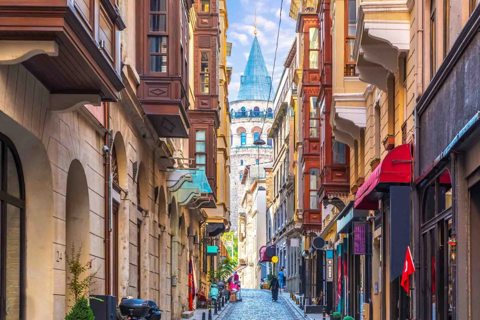 Urokliwa ulica w Beyoğlu z Wieżą Galata górującą w tle