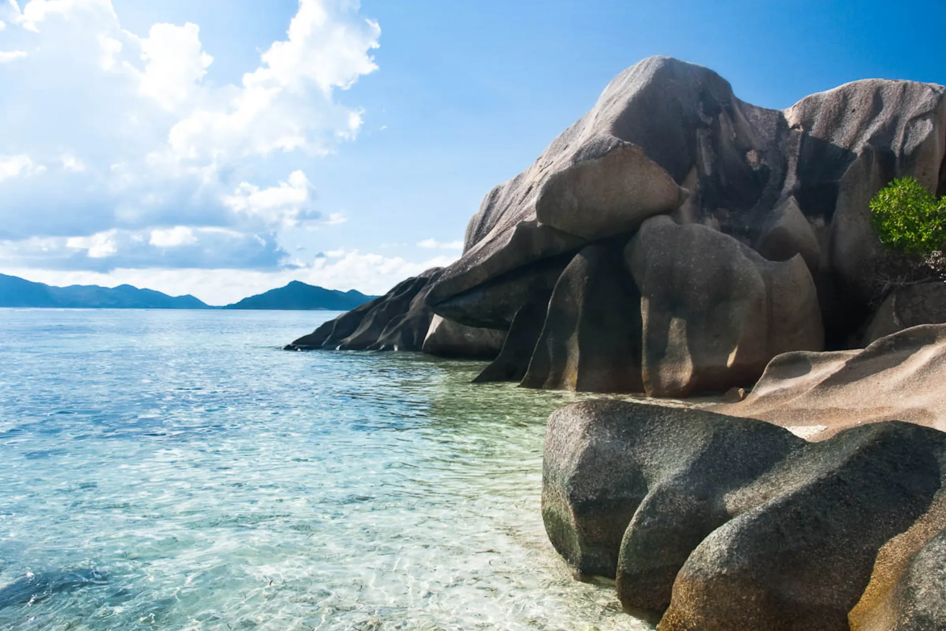 Błękitne niebo, turkusowe morze i dziwne klify