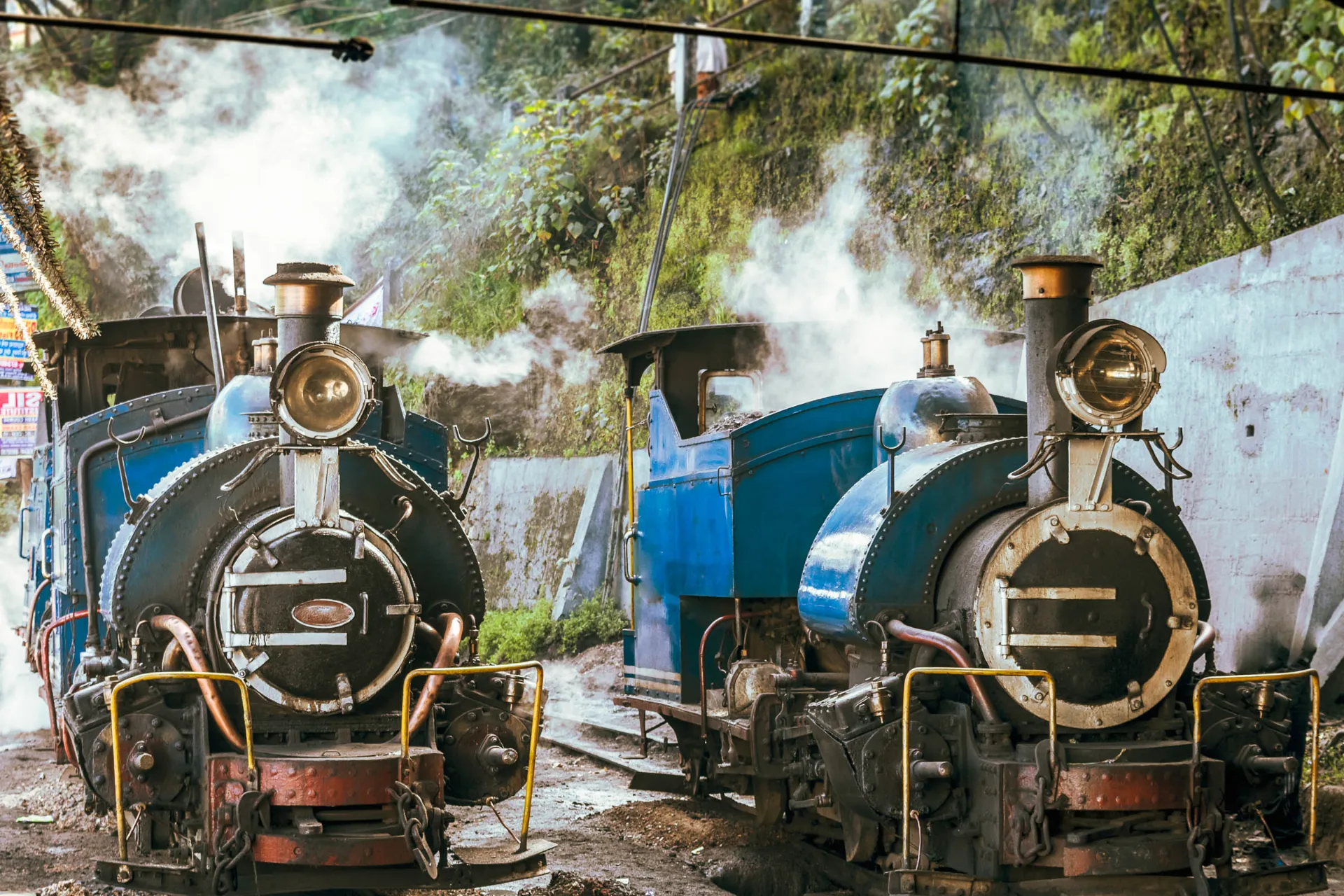 Darjeeling Toy Train kursuje z New Jalpaiguri u podnóża Himalajów do Darjeeling na wys. ok. 2 000 m - ok. 88 km Darjeeling Toy Train kursuje z New Jalpaiguri u podnóża Himalajów do Darjeeling na wys. ok. 2 000 m - ok. 88 km