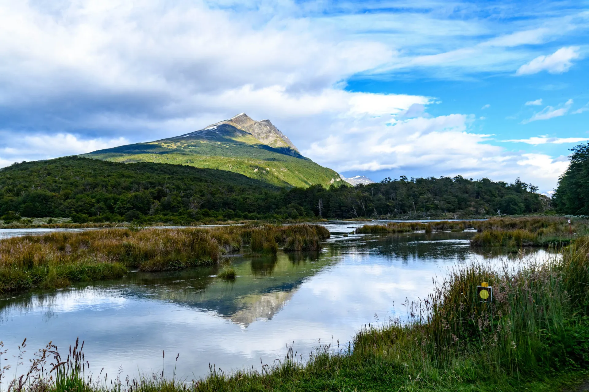 Krajobraz gór i terenów podmokłych na Isla Grande de Tierra del Fuego (Ziemia Ognista)