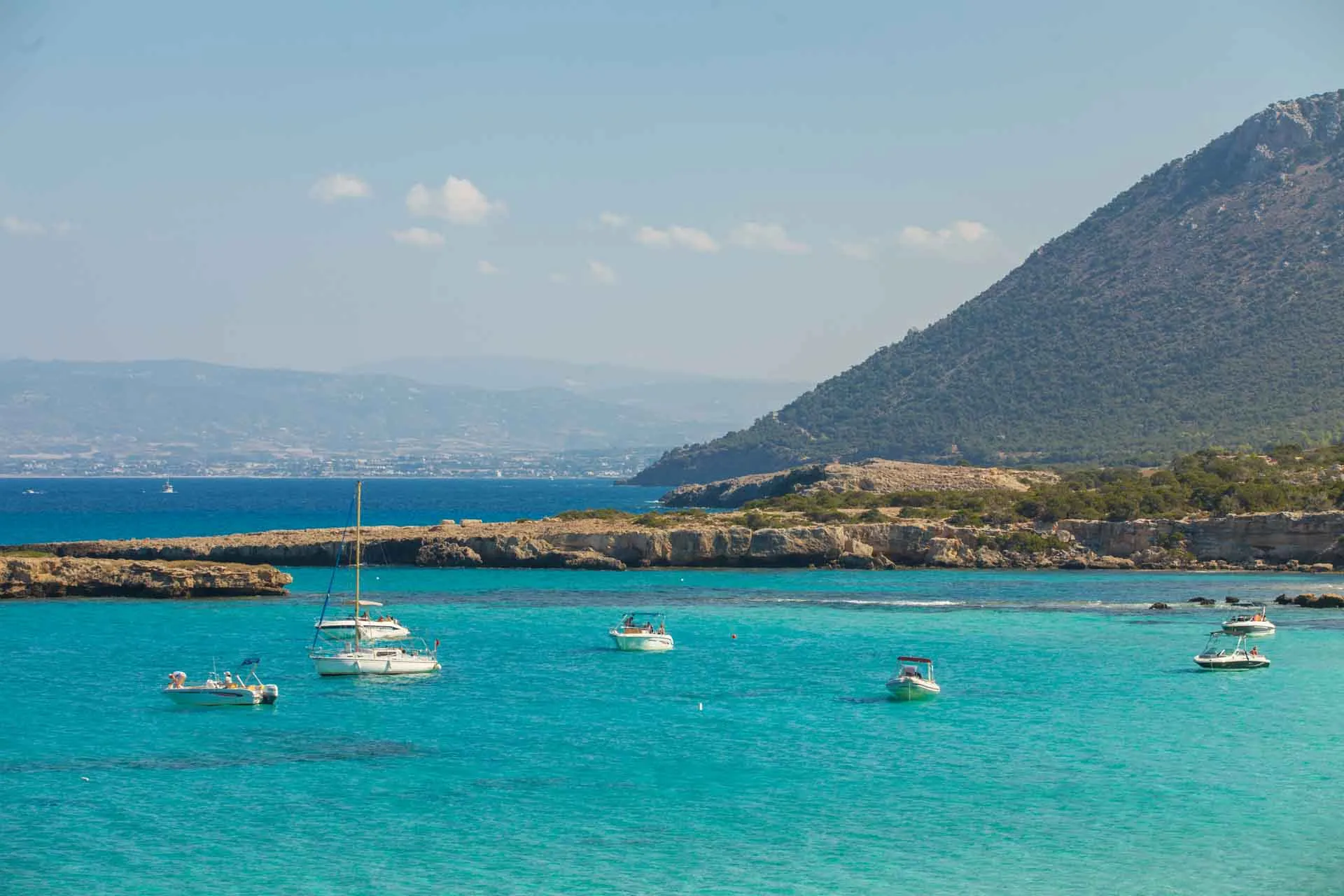 Blue Lagoon na półwyspie Akamas z krystalicznie czystą, turkusową wodą