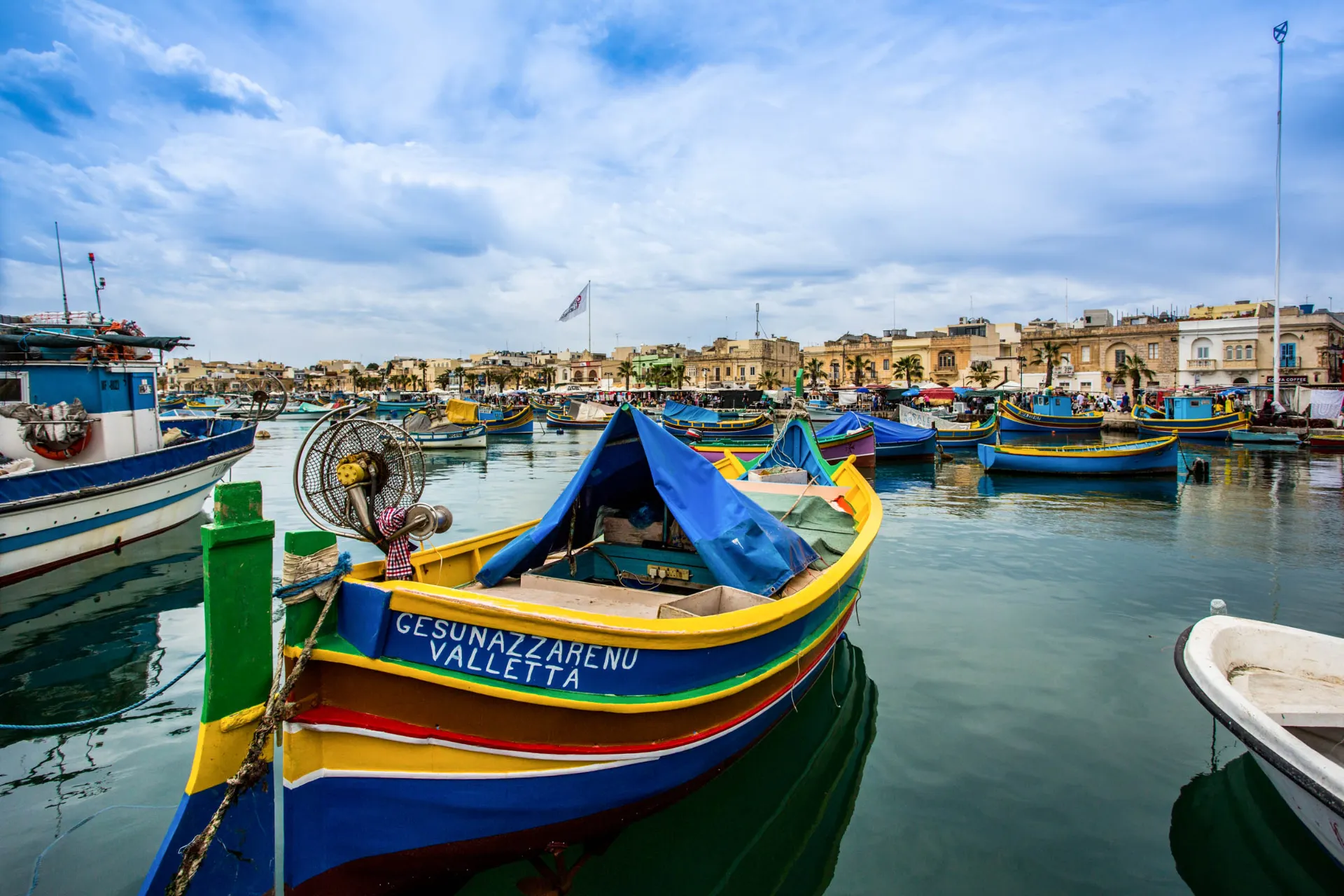 Kolorowe łodzie rybackie w porcie Marsaxlokk