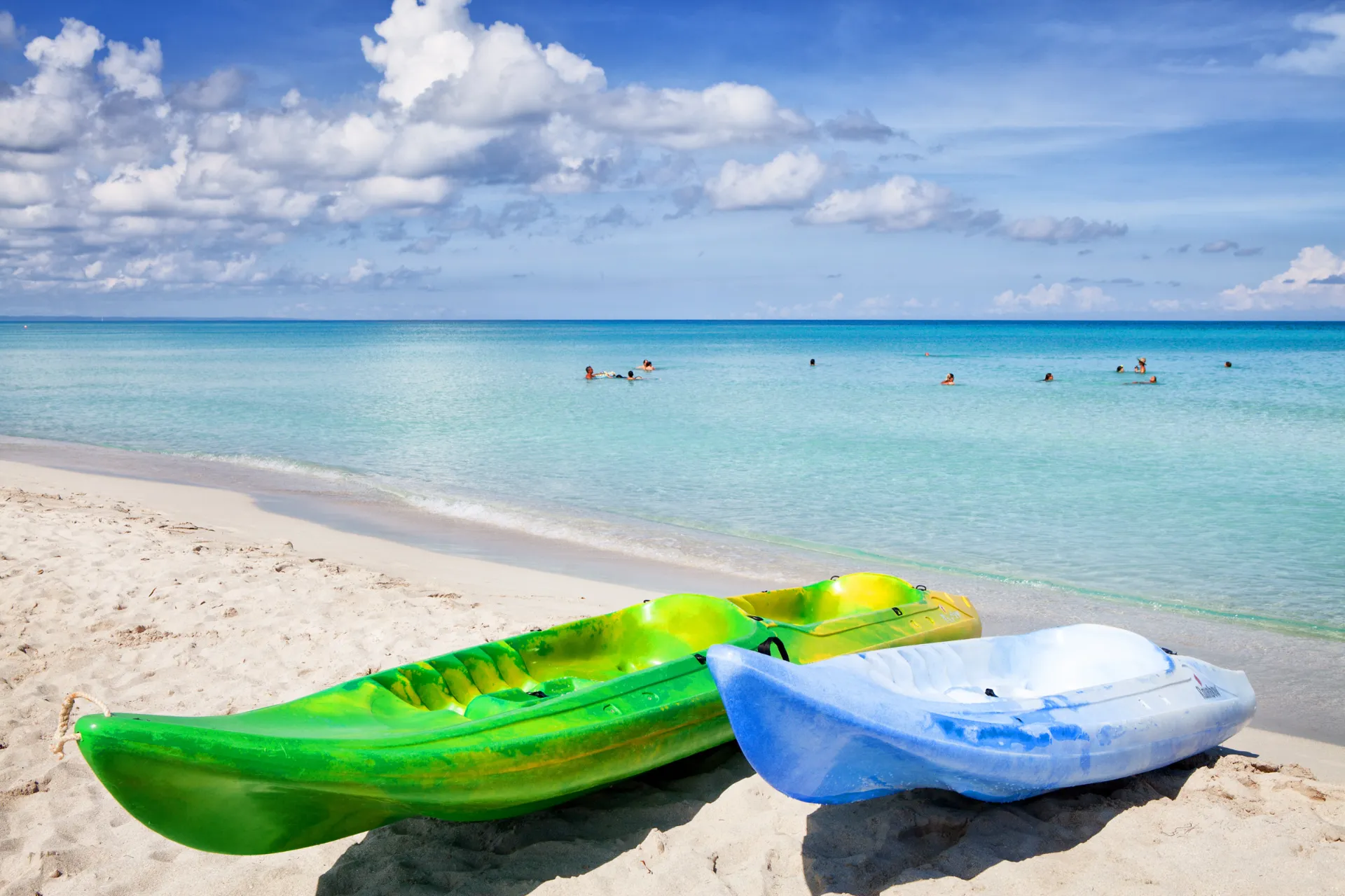 Niebo i morze oraz kajaki gotowe do użycia na plaży Varadero Niebo i morze oraz kajaki gotowe do użycia na plaży Varadero