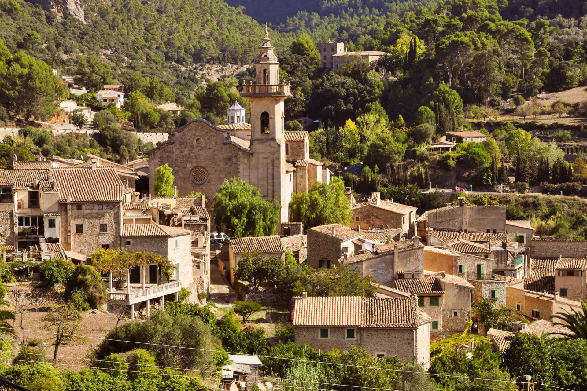 Valldemossa, gdzie mieszkał Chopin, ma wąskie uliczki i zabytkowe budynki Valldemossa, gdzie mieszkał Chopin, ma wąskie uliczki i zabytkowe budynki