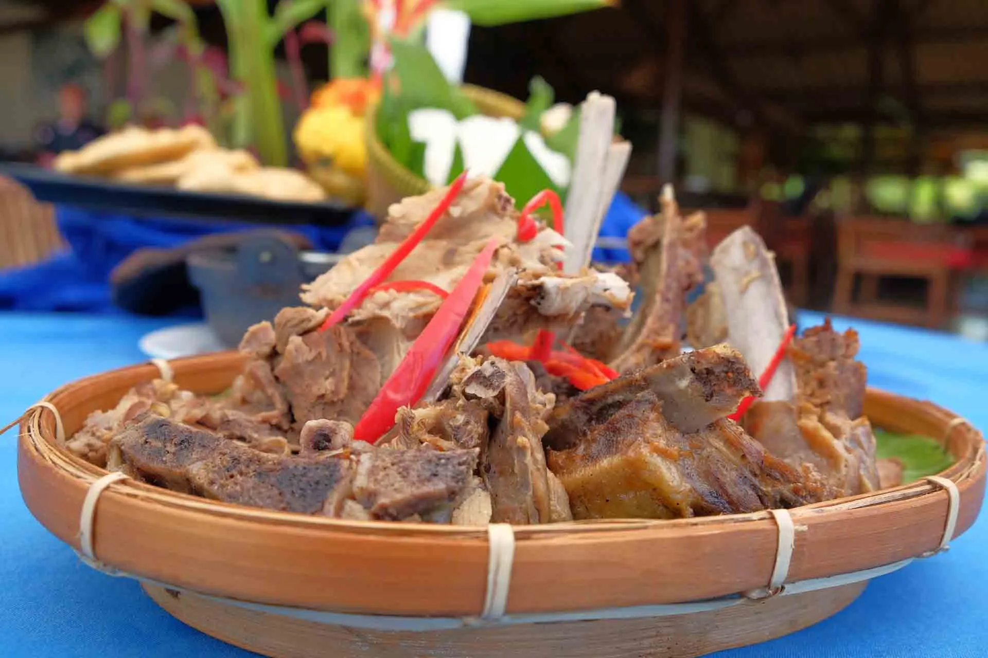 Khorkhog – tradycyjne mongolskie danie z baraniny przygotowane na gorących kamieniach