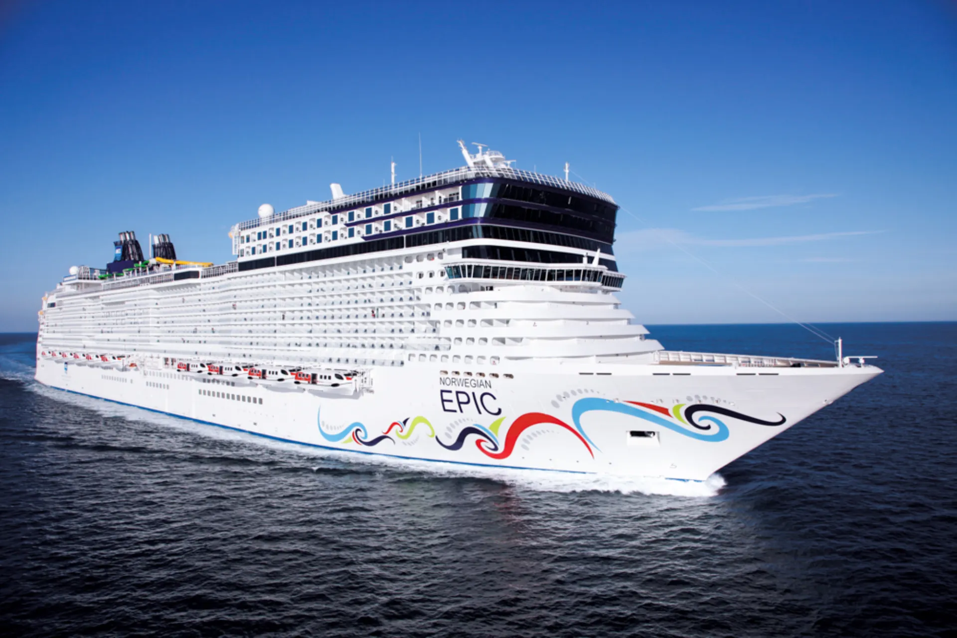 Statek wycieczkowy Norwegian Epic może pomieścić około 4 000 pasażerów i 1 700 członków załogi Statek wycieczkowy Norwegian Epic może pomieścić około 4 000 pasażerów i 1 700 członków załogi