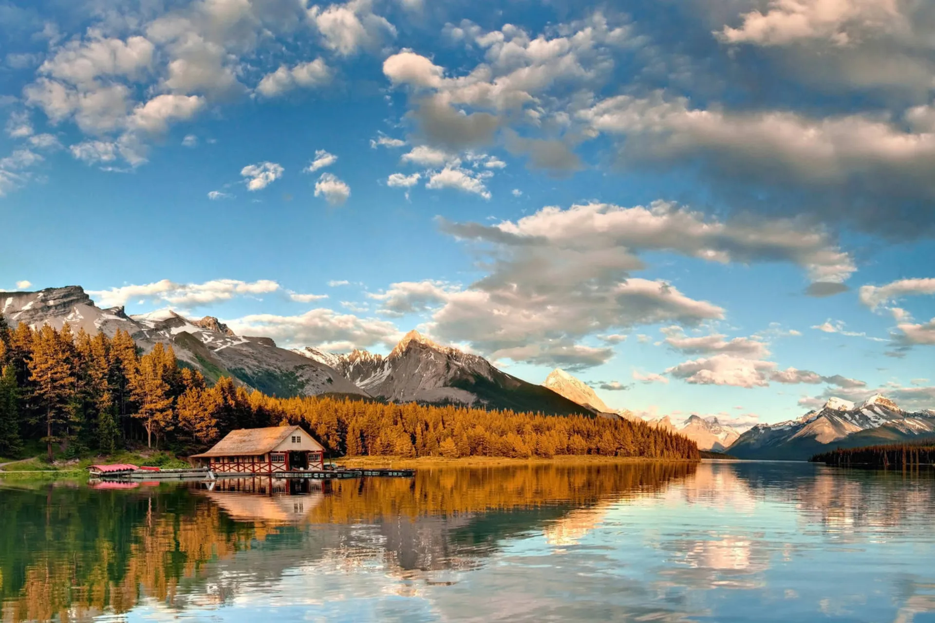 Zachód słońca nad Maligne Lake w Parku Narodowym Jasper, Alberta Zachód słońca nad Maligne Lake w Parku Narodowym Jasper, Alberta