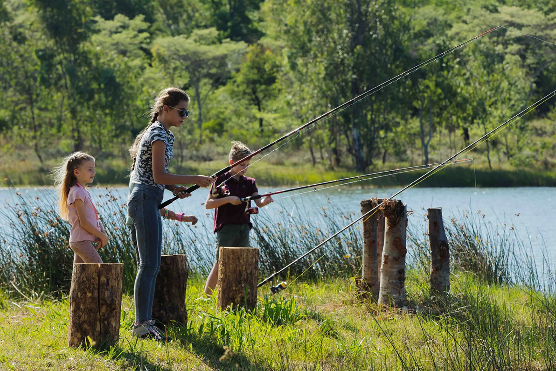 Dzieci łowią ryby w rzece Dzieci łowią ryby w rzece