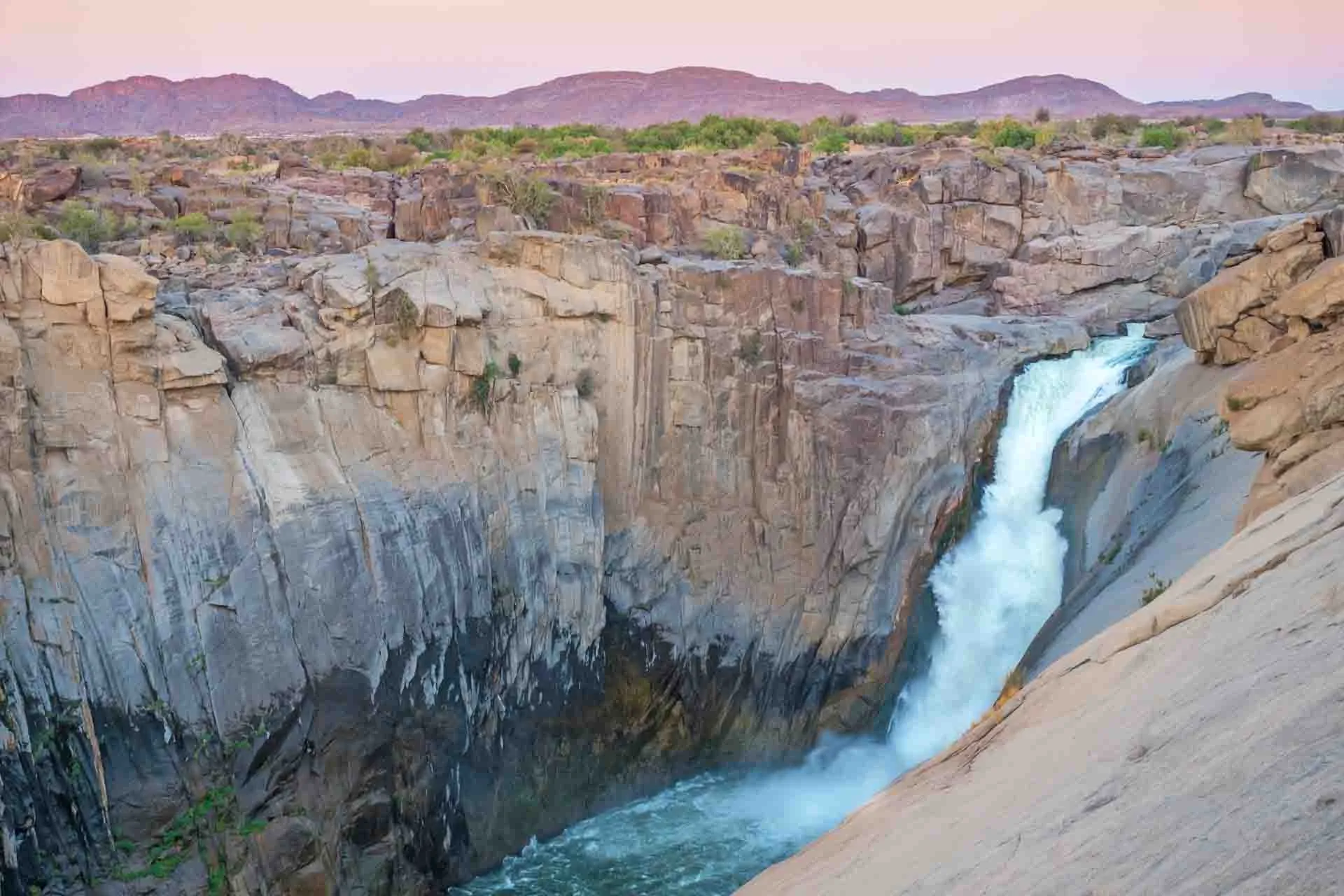 Wodospady Augrabies tworzy rzeka Oranje, mają ok. 56 m wysokości