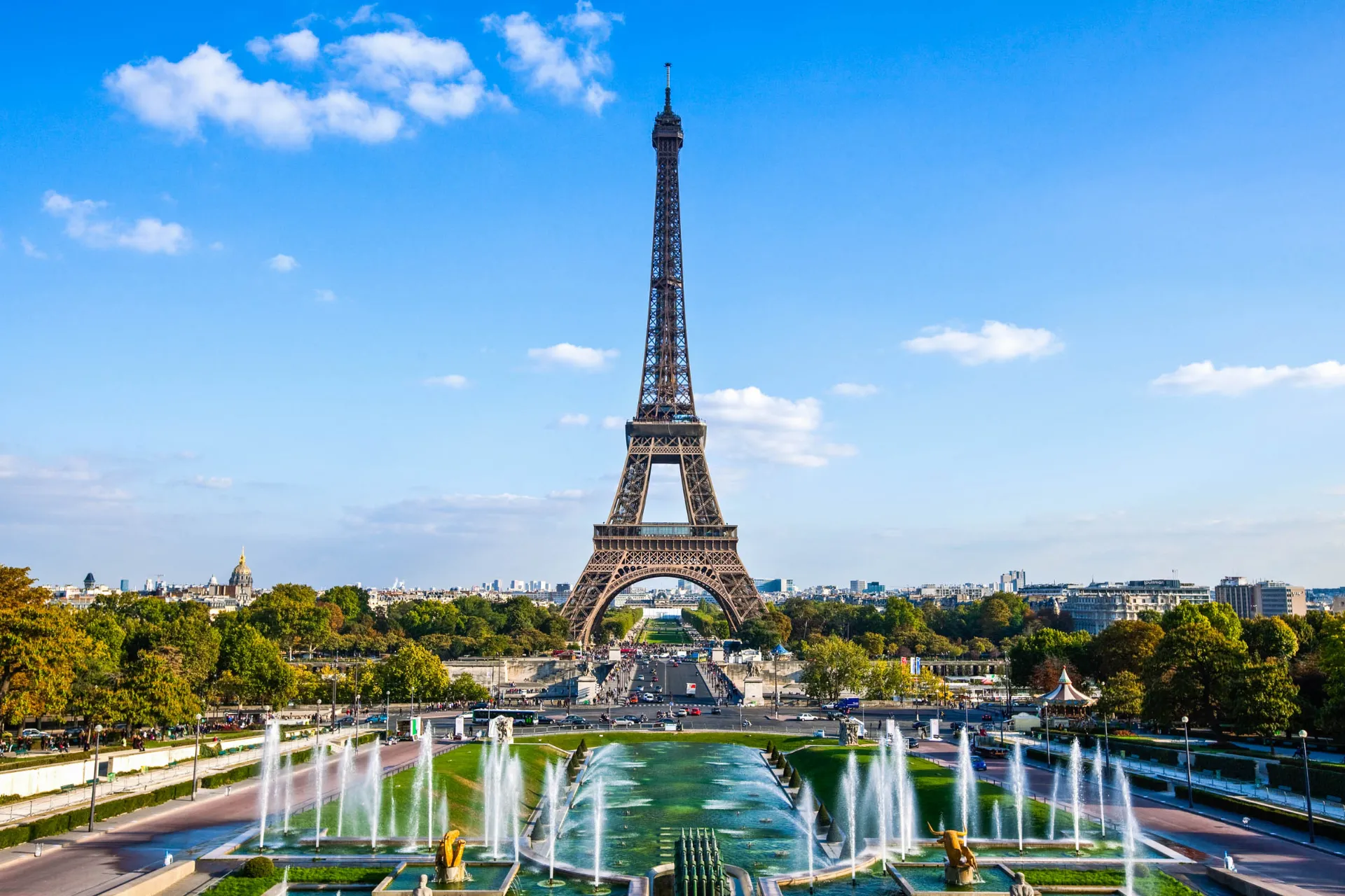 Wieża Eiffla została zbudowana w latach 1887–1889 i ma 380 metrów wysokości – z anteną Wieża Eiffla została zbudowana w latach 1887–1889 i ma 380 metrów wysokości – z anteną