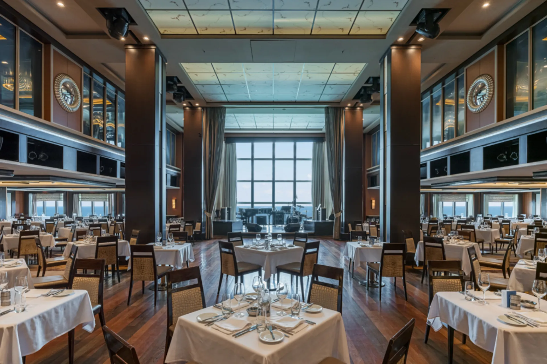 Największa restauracja (The Manhattan Room) na Norwegian Epic może pomieścić około 560 osób Największa restauracja (The Manhattan Room) na Norwegian Epic może pomieścić około 560 osób