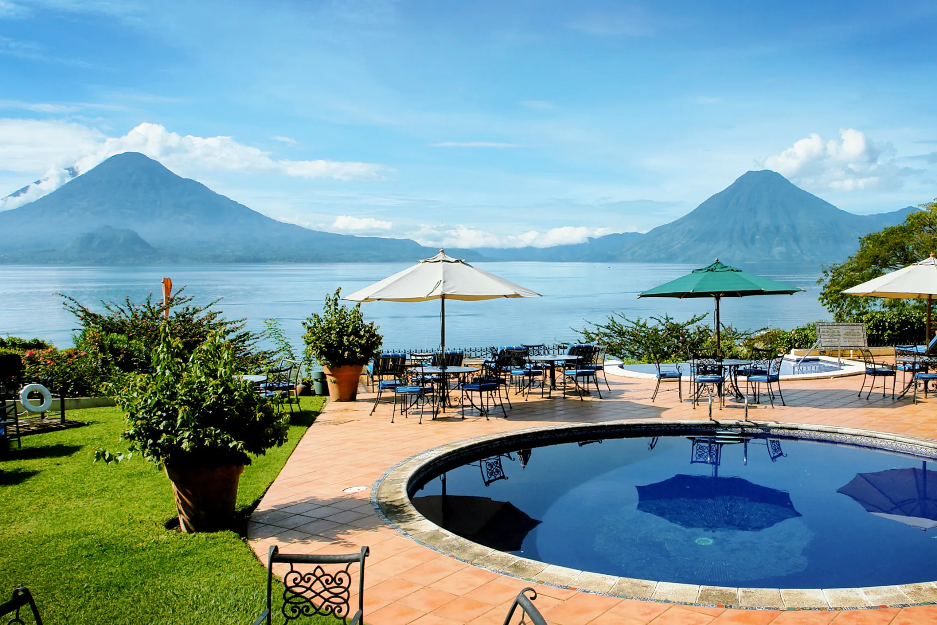 Basen przy Hotelu Atitlán z widokiem na wulkany Basen przy Hotelu Atitlán z widokiem na wulkany