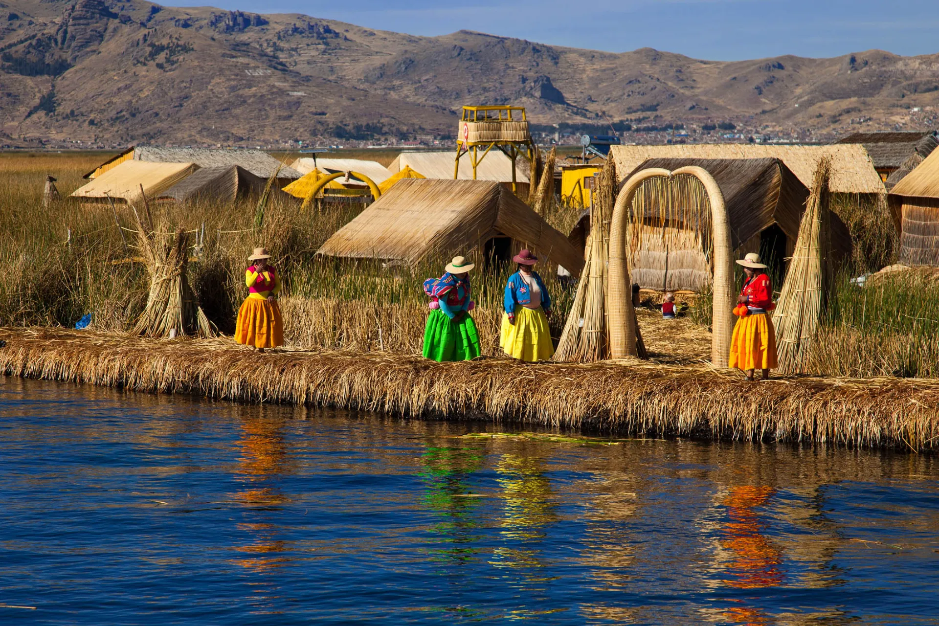 Pływające trzcinowe wyspy na jeziorze Titicaca – dom ludu Uros Pływające trzcinowe wyspy na jeziorze Titicaca – dom ludu Uros