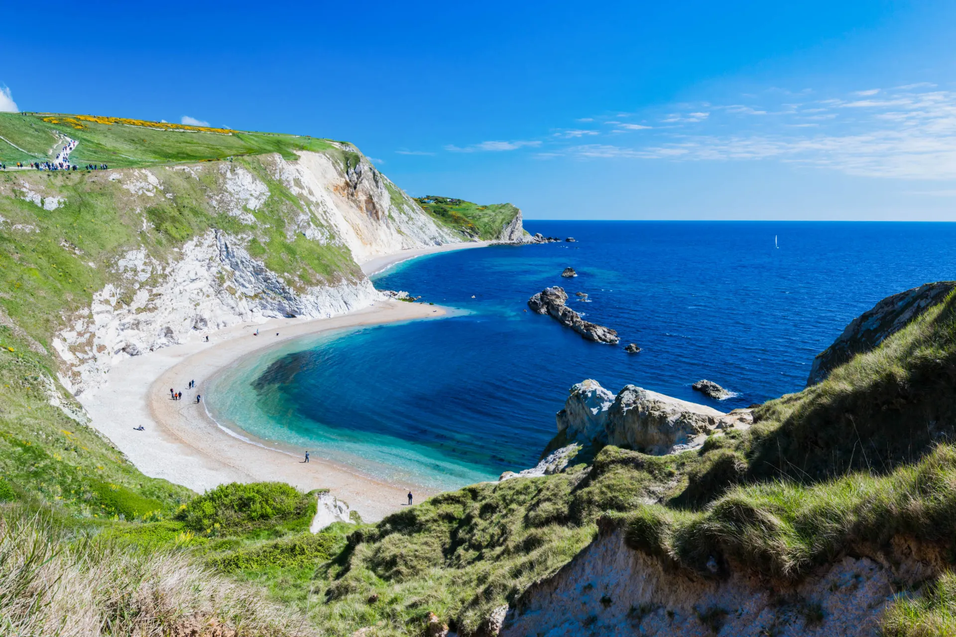 Man O’ War Bay – spektakularna zatoka na Jurassic Coast z krystalicznie czystą wodą i dramatycznymi klifami Man O’ War Bay – spektakularna zatoka na Jurassic Coast z krystalicznie czystą wodą i dramatycznymi klifami