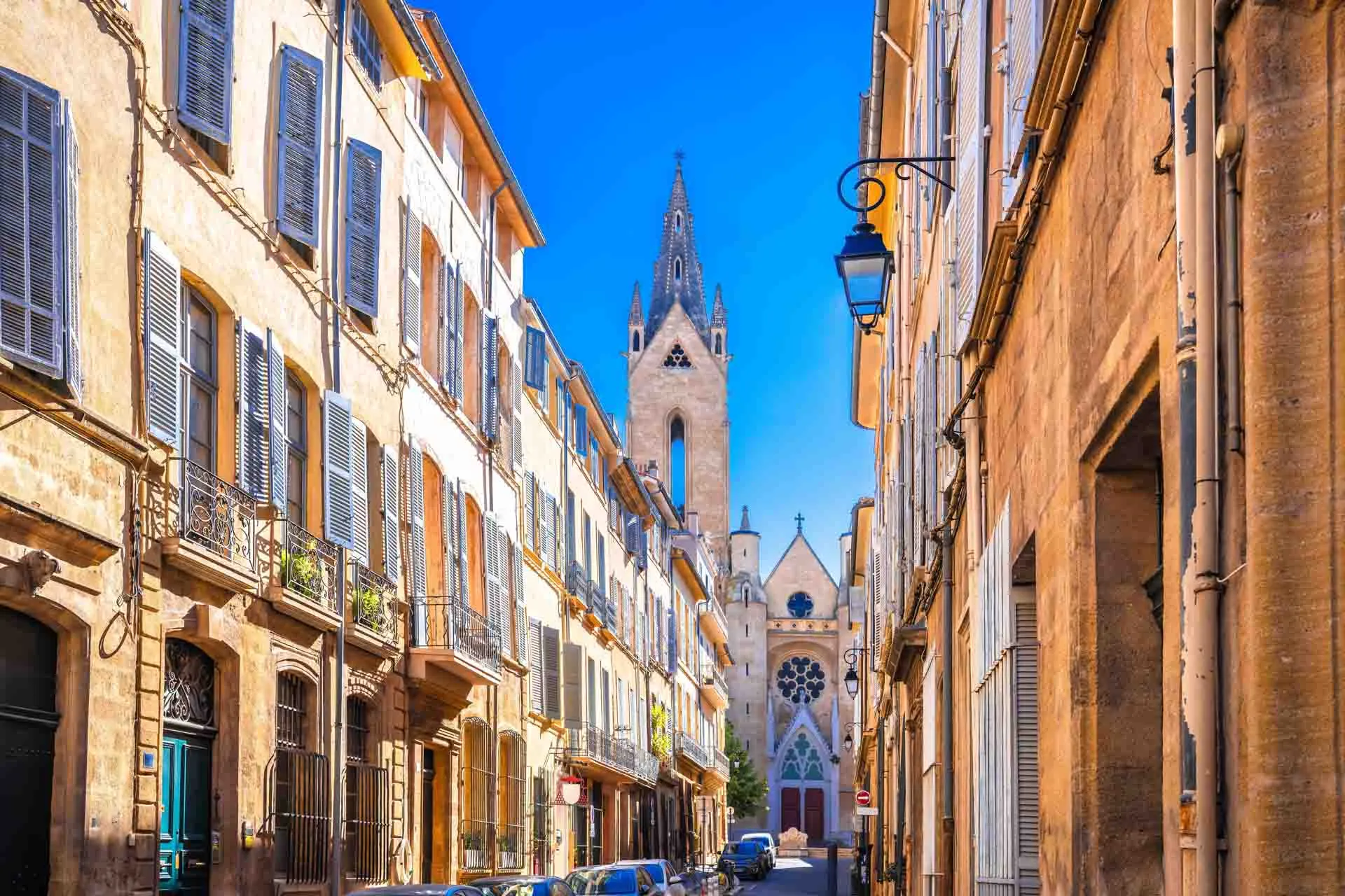 Ujęcie uliczne z katedrą Saint-Sauveur w Aix-en-Provence