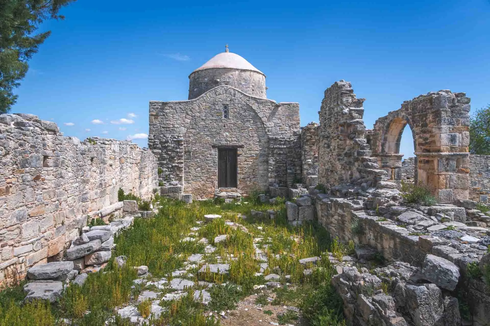 Ruiny klasztoru Panagia tou Sinti, jednego z najważniejszych, ale też najbardziej odległych klasztorów na Cyprze