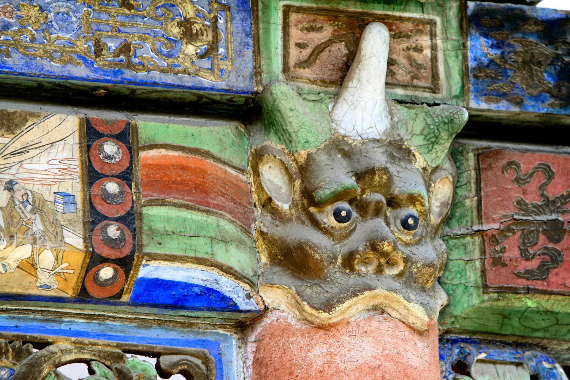 Detal z klasztoru Choijin Lama w Ułan Bator – buddyjskie zdobienie z figurą ochronną Detal z klasztoru Choijin Lama w Ułan Bator – buddyjskie zdobienie z figurą ochronną