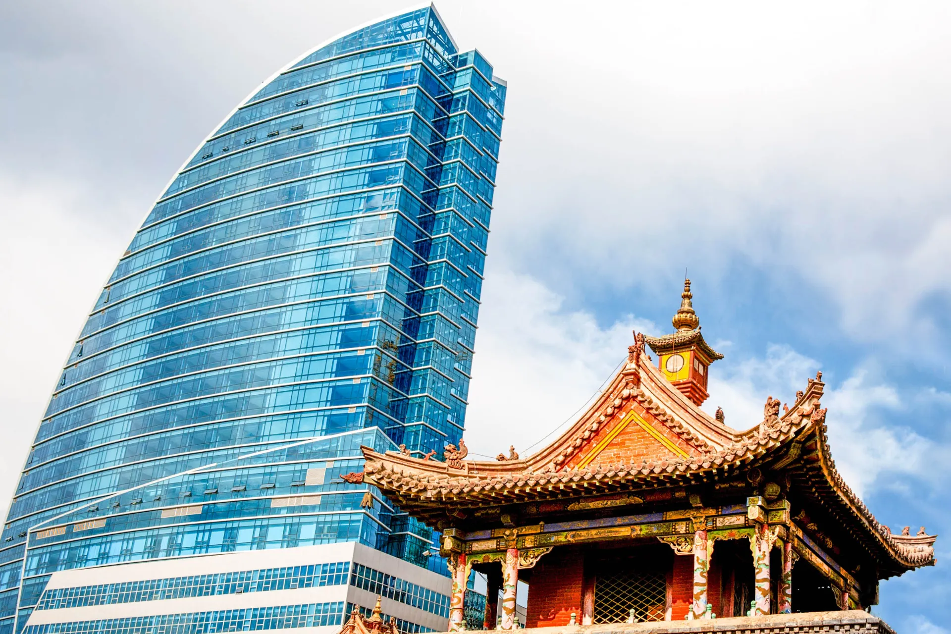 Świątynia buddyjska i Blue Sky Tower obok siebie w Ułan Bator, Mongolia Świątynia buddyjska i Blue Sky Tower obok siebie w Ułan Bator, Mongolia