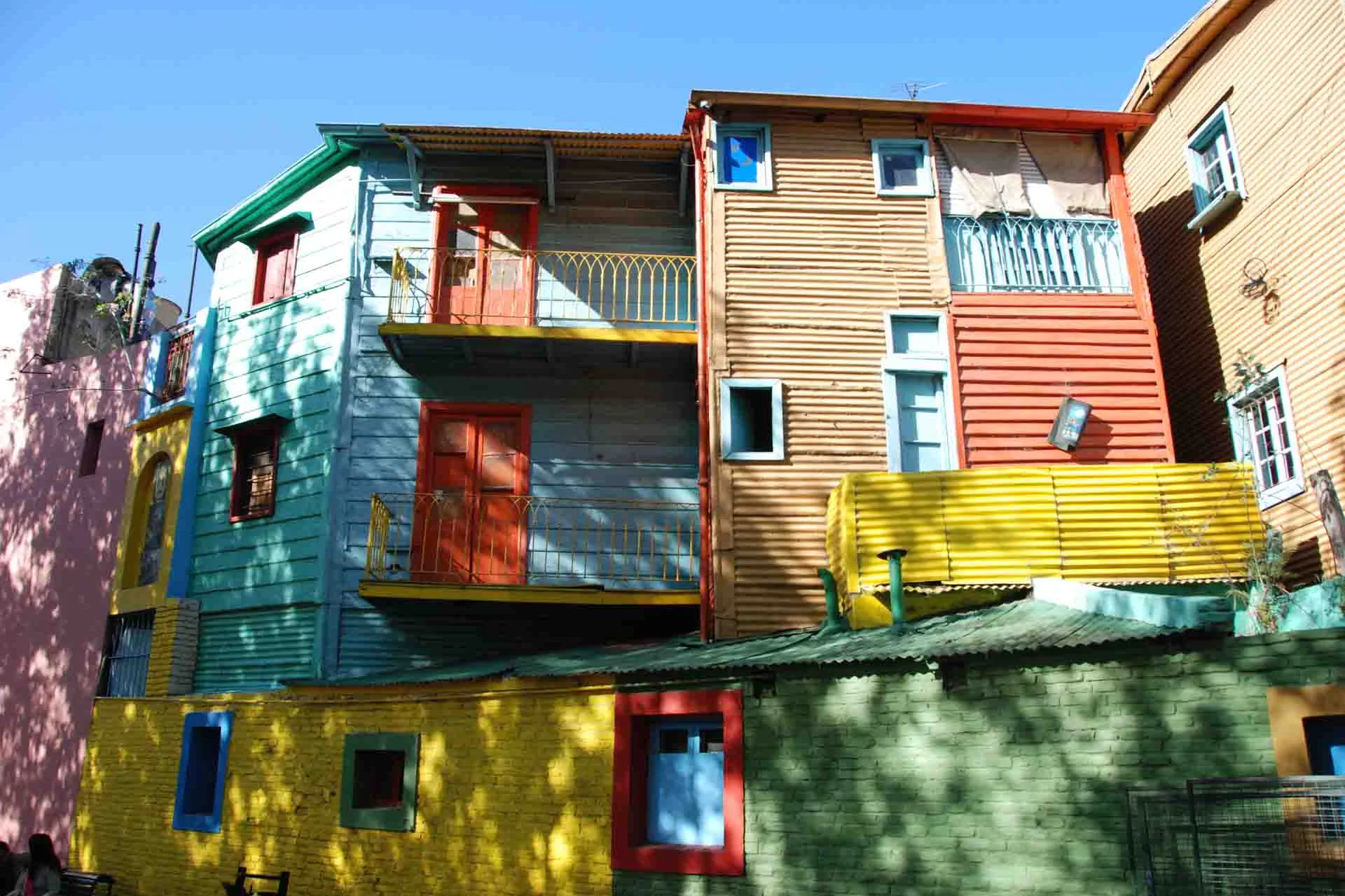 Kolorowe blaszane budynki w dzielnicy La Boca w Buenos Aires, gdzie idol Maradona rozpoczął karierę piłkarską