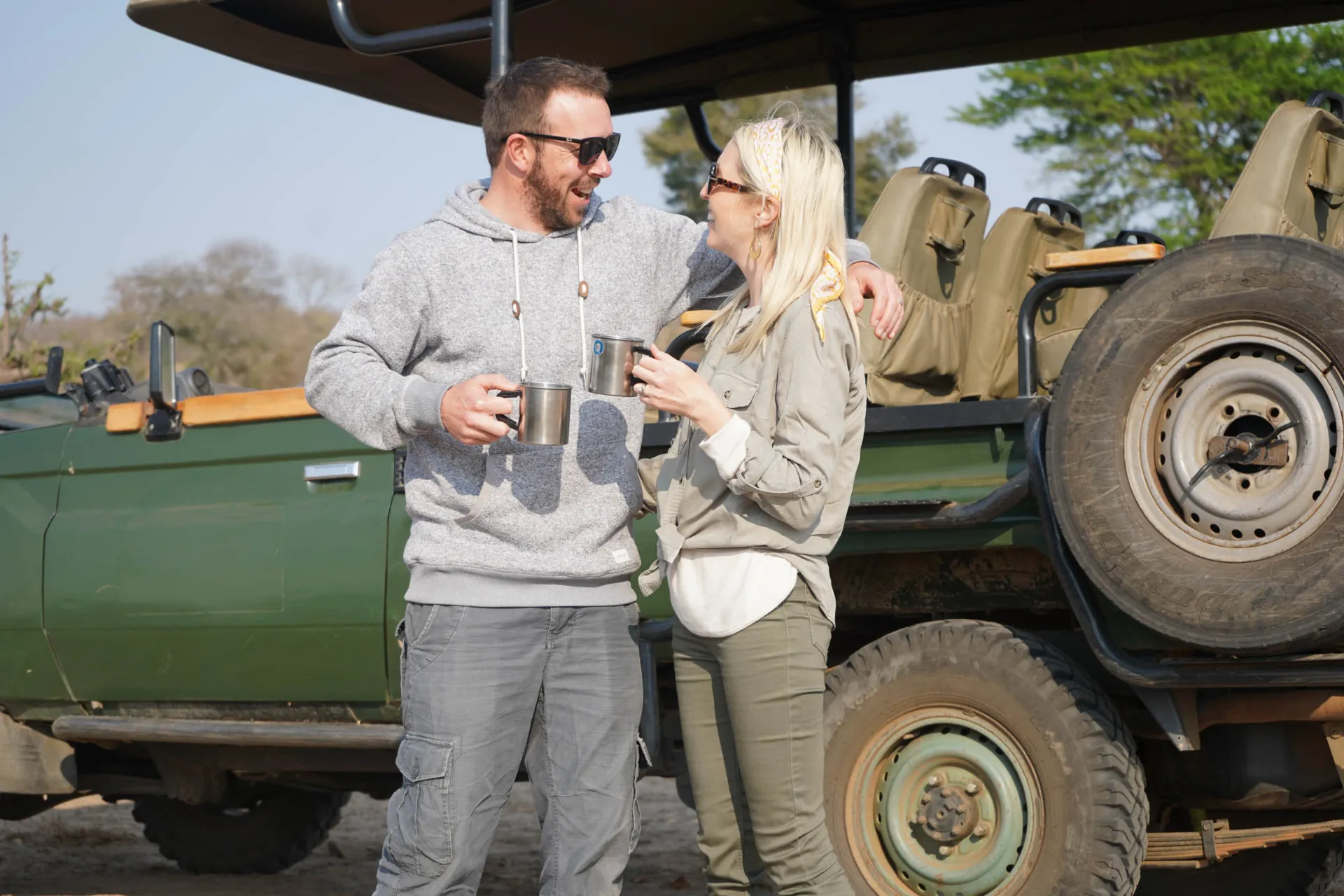 Przyjemna chwila przy jeepie