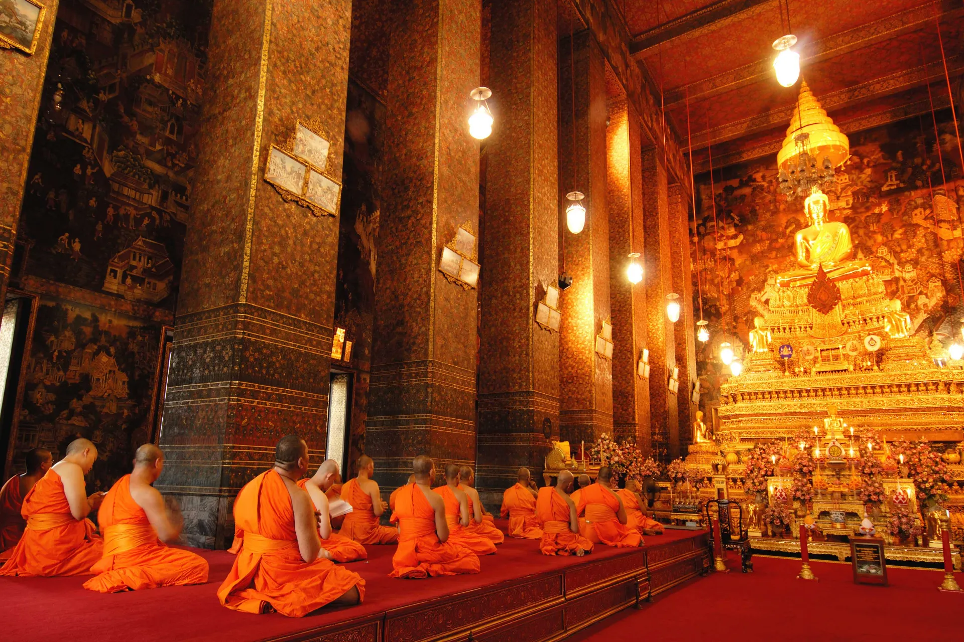 Mnisi modlący się przed Złotym Buddą w świątyni Wat Pho, Bangkok