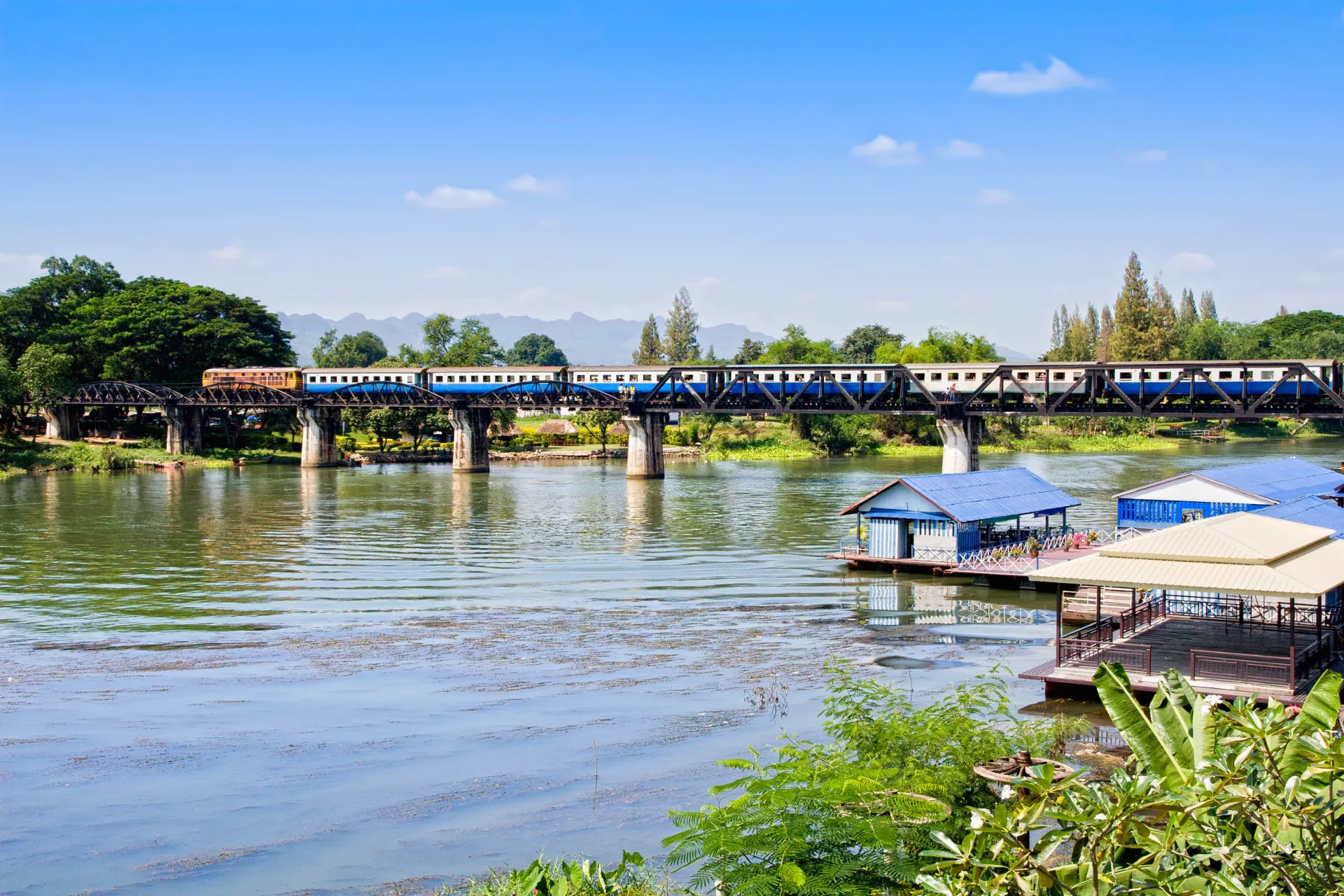 Pociąg przejeżdża nad rzeką K… Pociąg przejeżdża nad rzeką K…