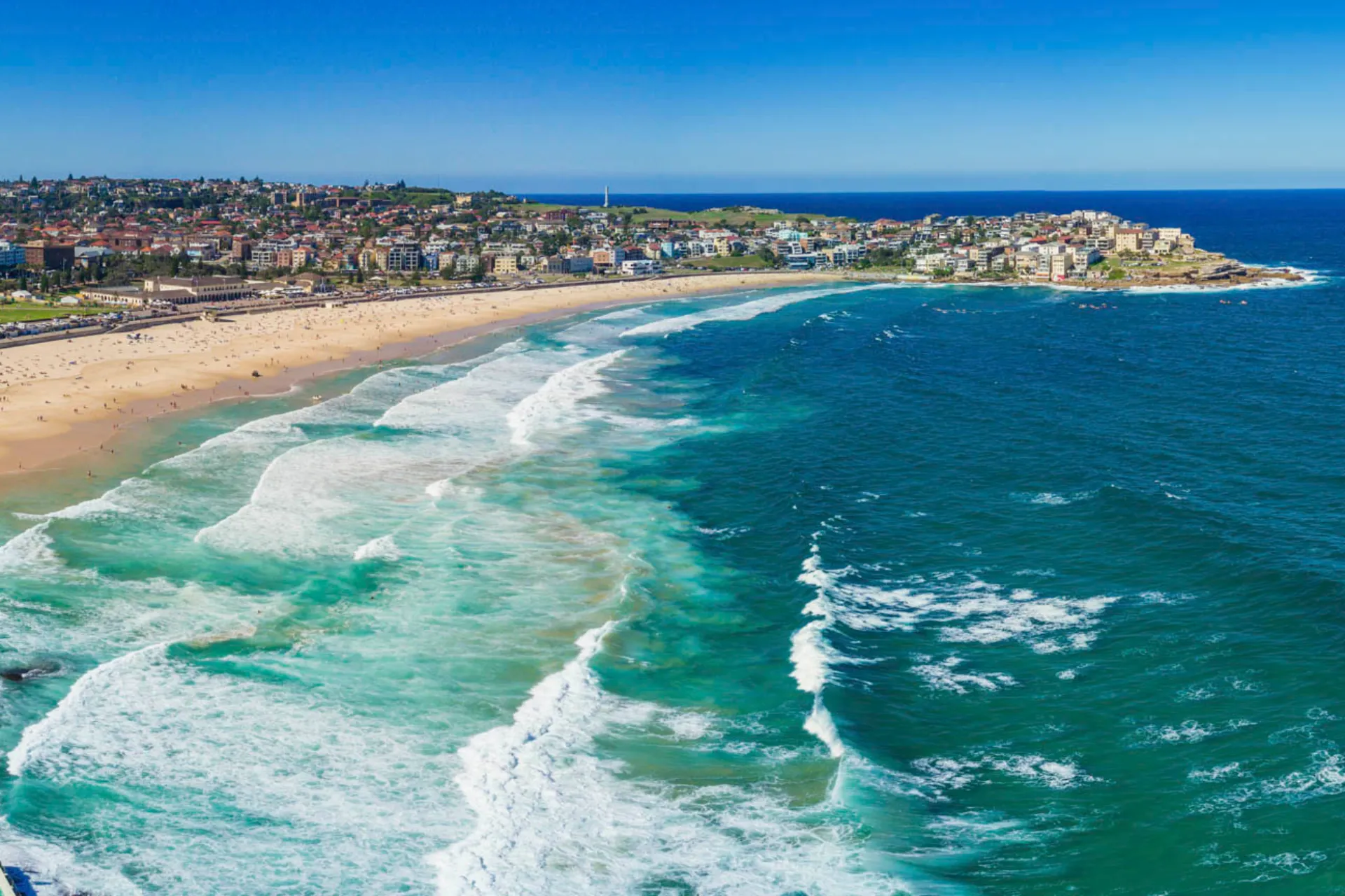 Bondi Beach – znana z dobrych fal do surfowania i złotych plaż Bondi Beach – znana z dobrych fal do surfowania i złotych plaż