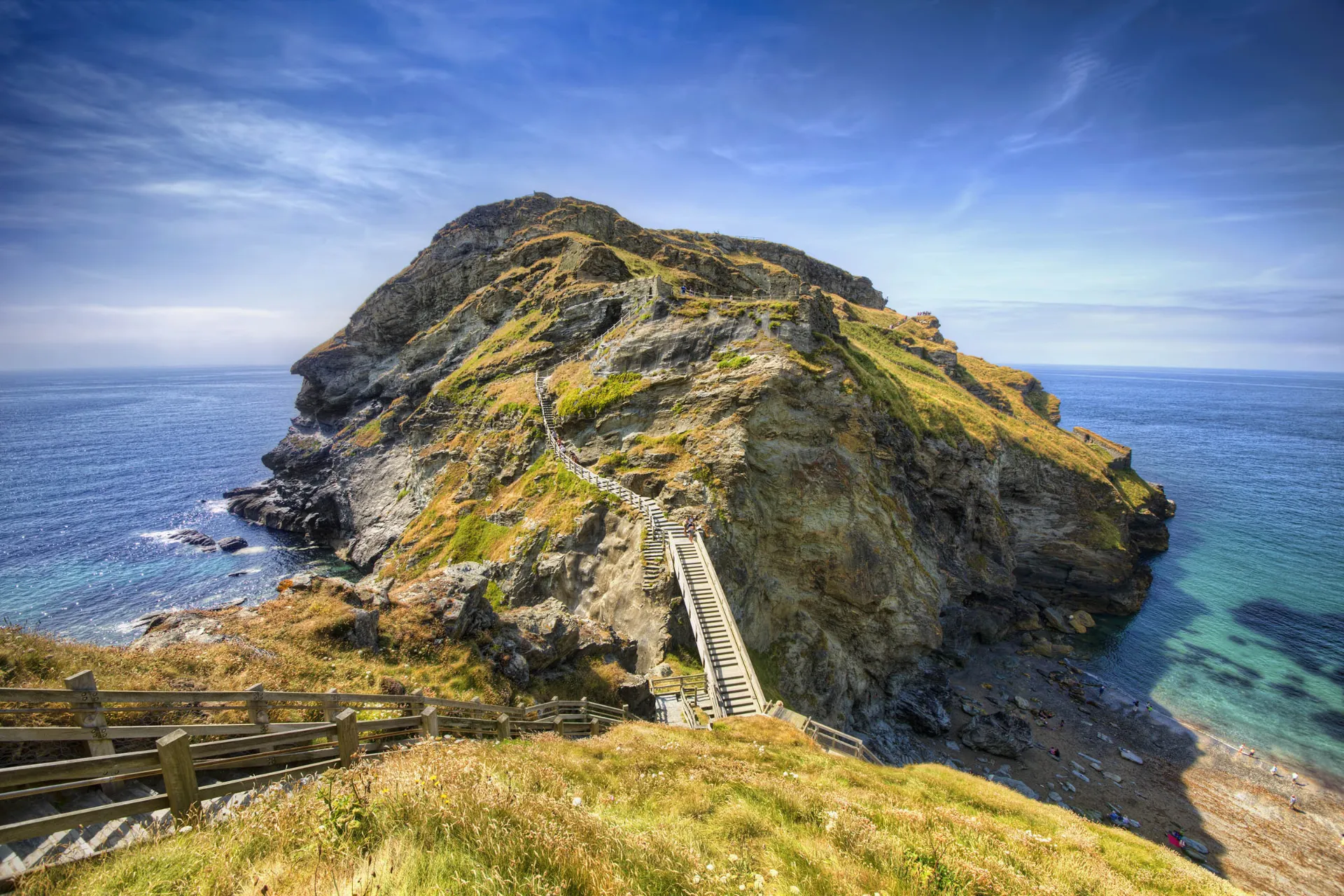 Tintagel Castle – dramatyczne ruiny zamku na klifach, znane z legendy o Królu Arturze Tintagel Castle – dramatyczne ruiny zamku na klifach, znane z legendy o Królu Arturze
