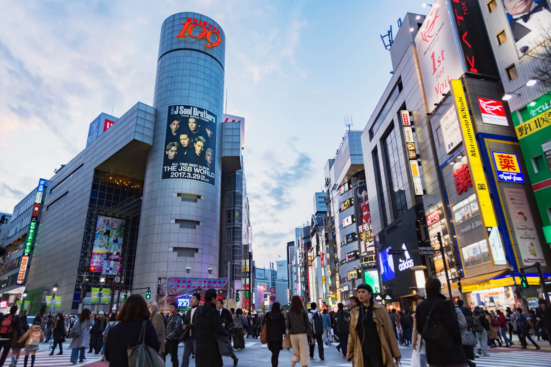 Przejście dla pieszych w dzielnicy Shibuya w Tokio