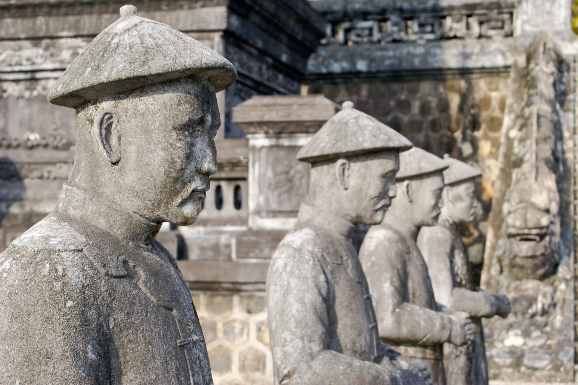 Duże kamienne figury przy mauzoleum cesarza Khai Dihna - Hué Duże kamienne figury przy mauzoleum cesarza Khai Dihna - Hué