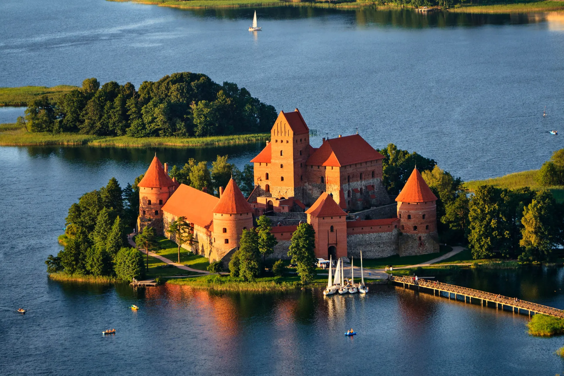 Zamek w Trokach, Litwa – średniowieczny zamek położony na wyspie na jeziorze Galvė Zamek w Trokach, Litwa – średniowieczny zamek położony na wyspie na jeziorze Galvė