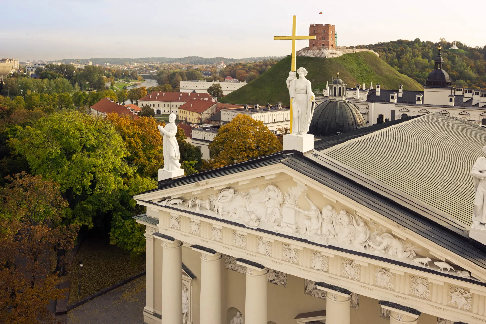Katedra w Wilnie z wieżą Giedymina na wzgórzu w tle – symbol historii miasta i kraju Katedra w Wilnie z wieżą Giedymina na wzgórzu w tle – symbol historii miasta i kraju