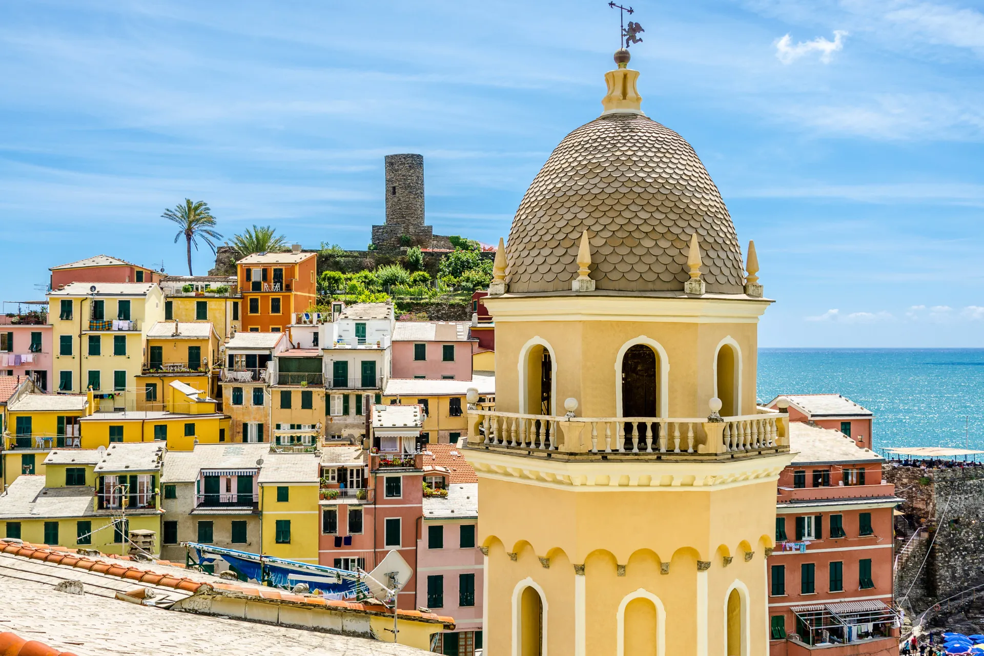 Dzwonnica w Vernazzy z kolorowymi domami i widokiem na morze