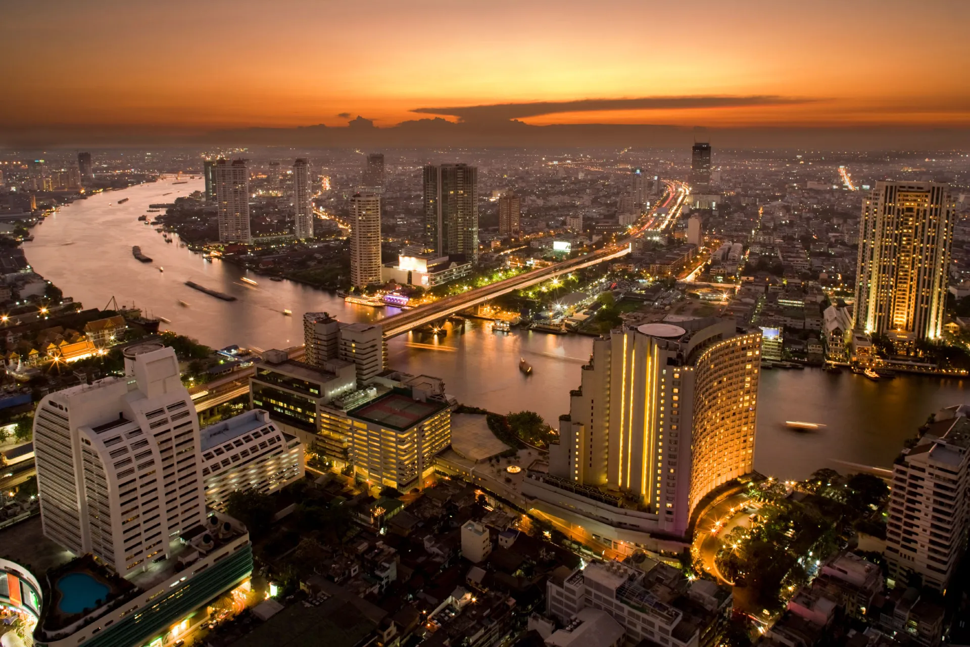 Zachód słońca nad Bangkokiem