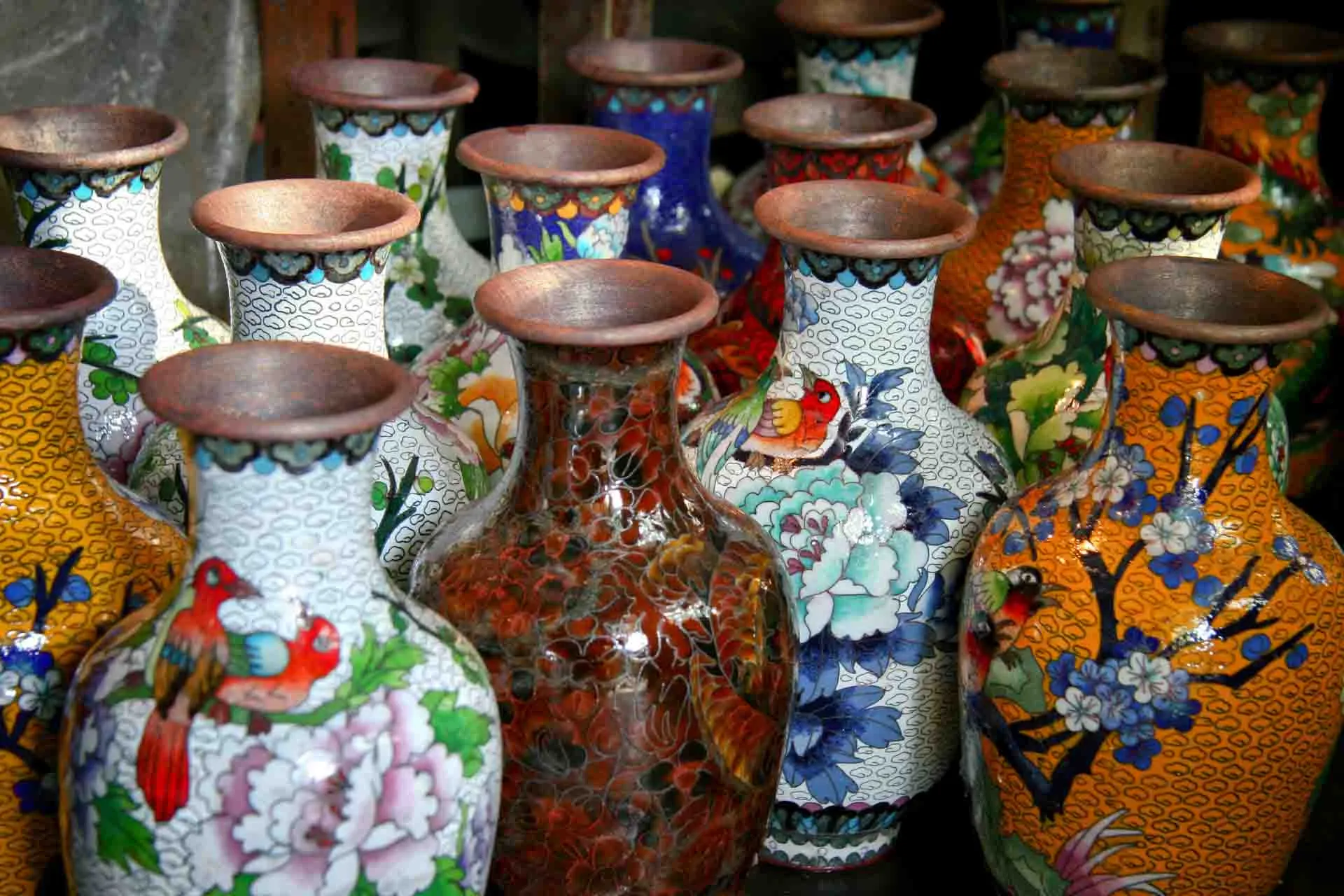 Chińskie wazony cloisonné – tradycyjne rzemiosło z metalowymi drutami i kolorową emalią