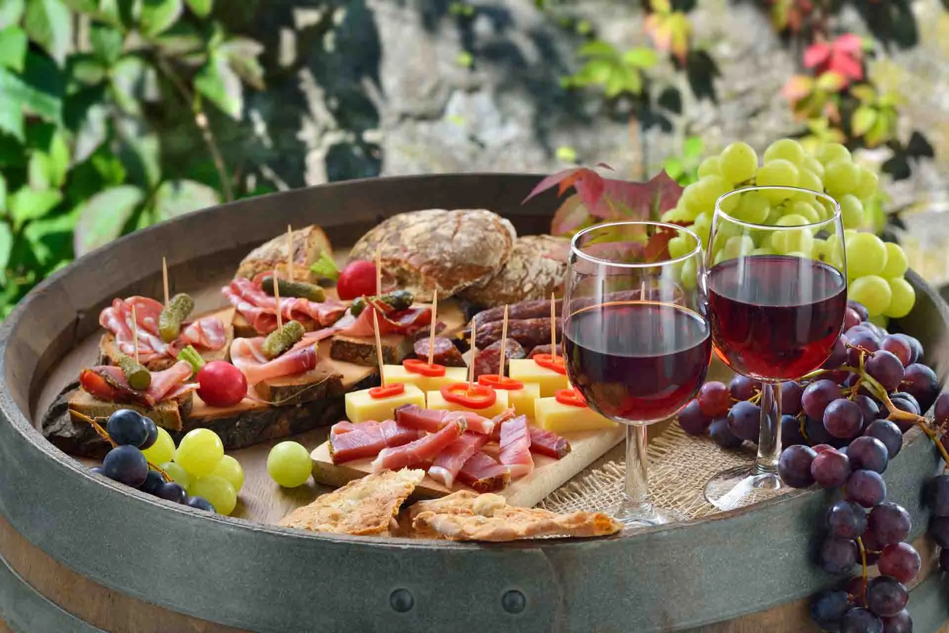 Włoskie antipasti z winem i winogronami