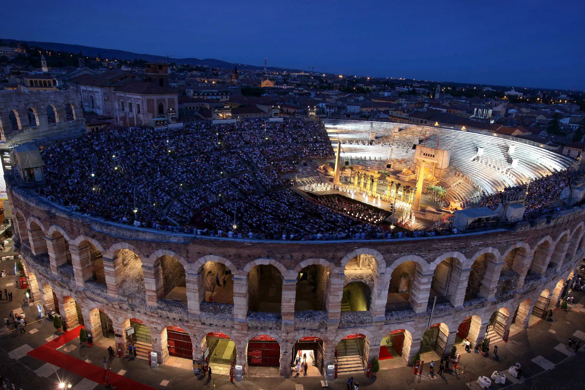 Wypełniony amfiteatr w Weronie Wypełniony amfiteatr w Weronie