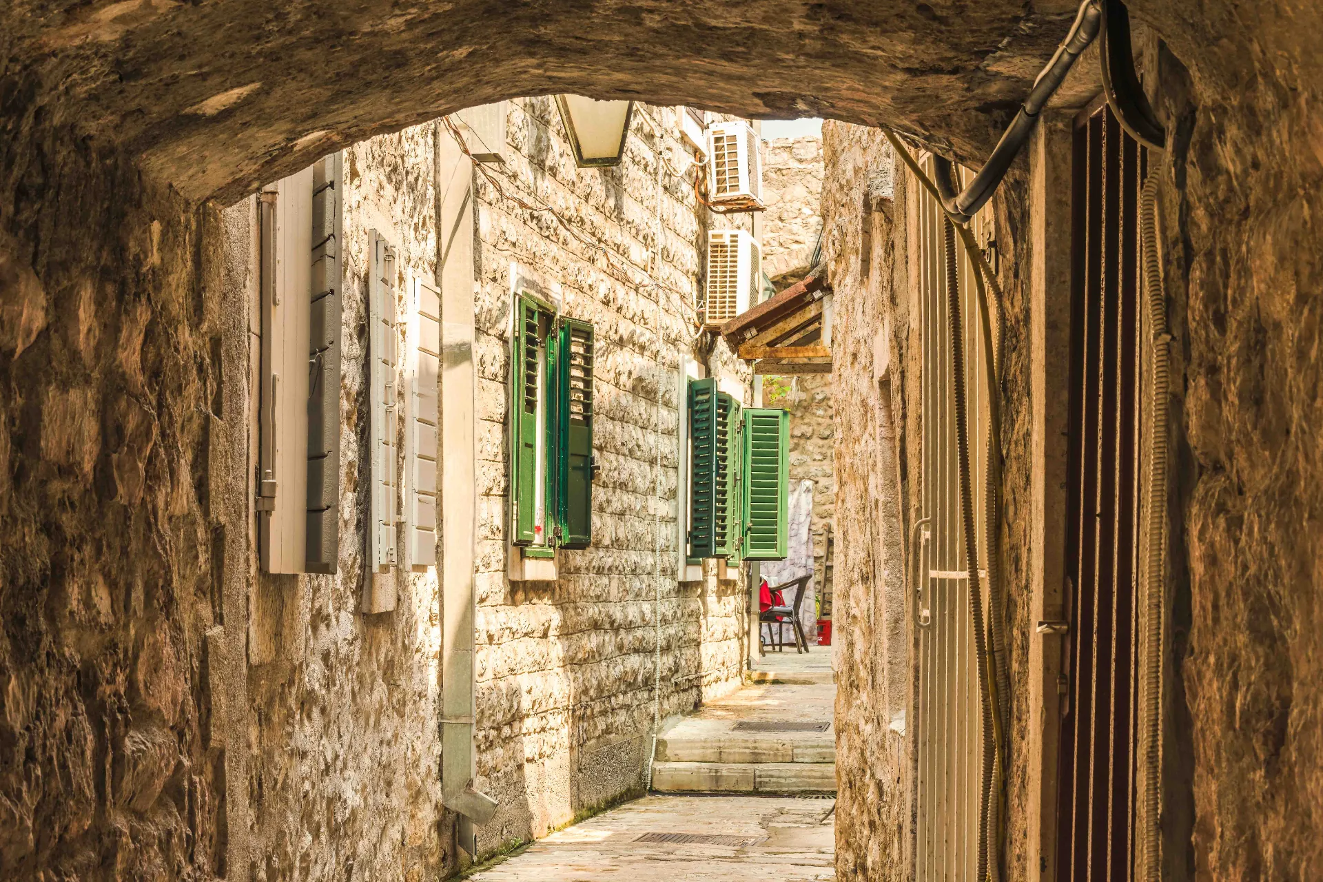 Scena ze starego miasta w Budvie Scena ze starego miasta w Budvie