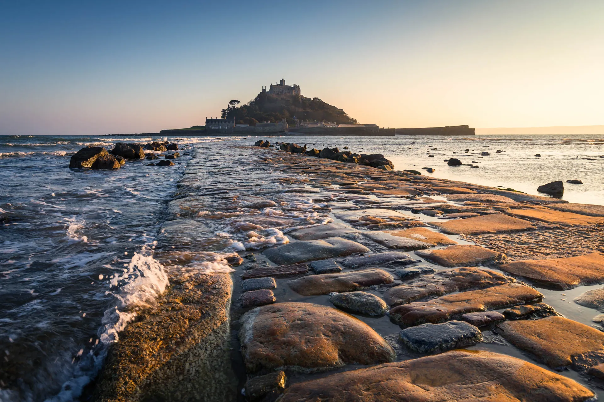 St. Michael’s Mount – wyspa pływowa z średniowiecznym zamkiem, połączona z lądem brukowaną drogą dostępną tylko przy odpływie St. Michael’s Mount – wyspa pływowa z średniowiecznym zamkiem, połączona z lądem brukowaną drogą dostępną tylko przy odpływie