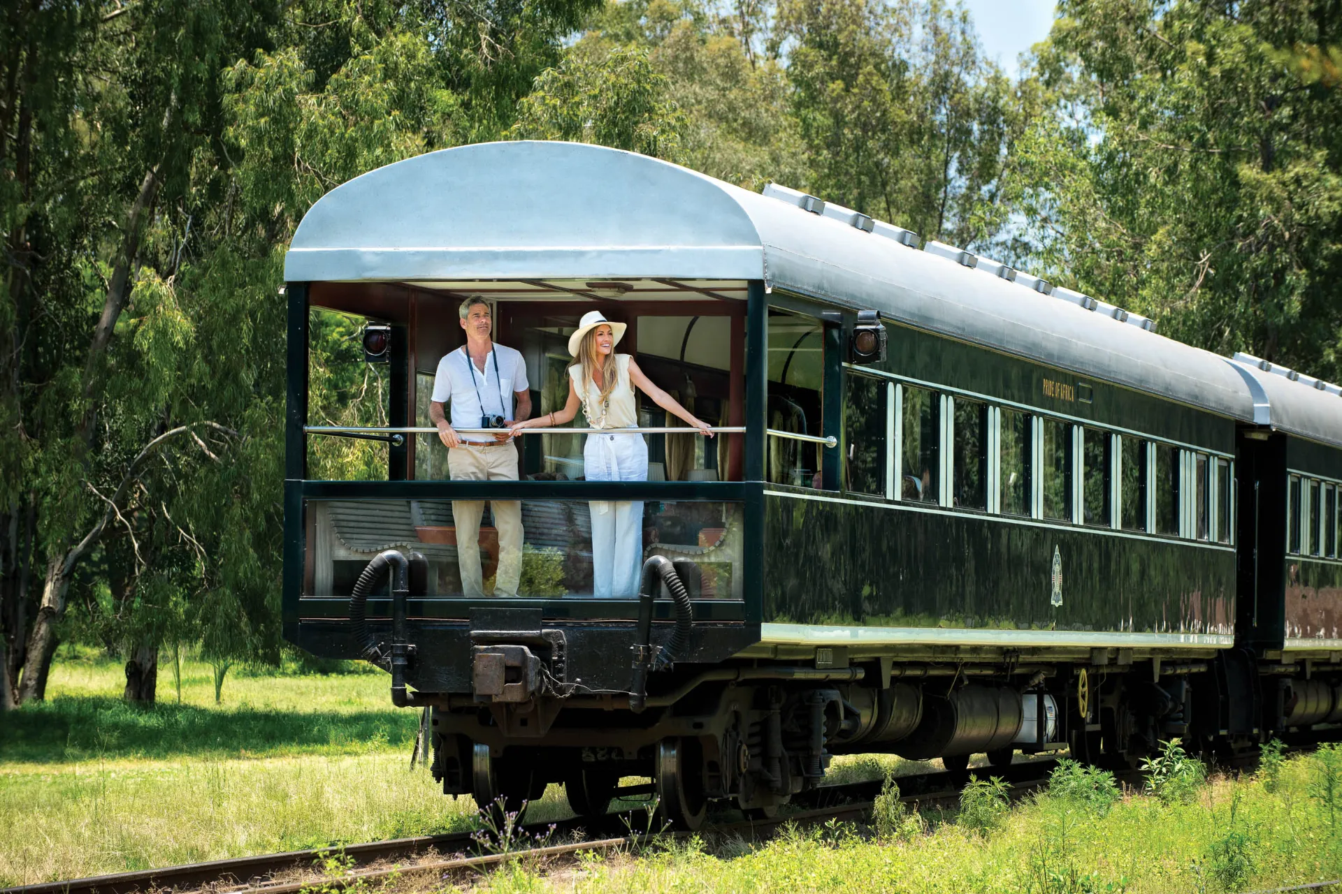 Pociąg urządzony jest w stylu wiktoriańskim – z otwartym wagonem widokowym na końcu Pociąg urządzony jest w stylu wiktoriańskim – z otwartym wagonem widokowym na końcu