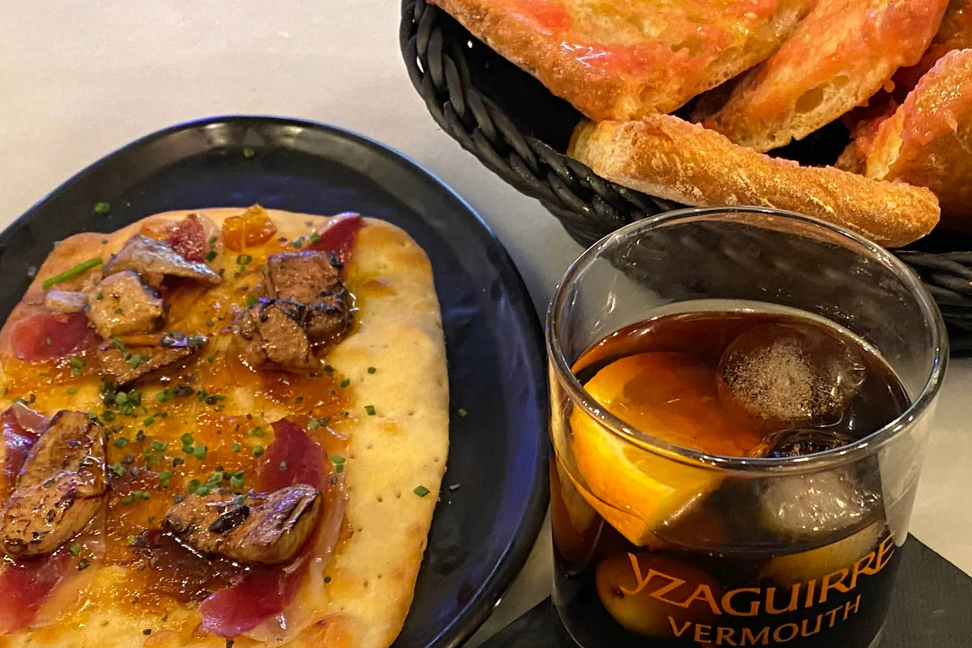 Typowe tapas: Wermut z lodem, coca catalana i chleb nacierany pomidorem, oliwą i solą Typowe tapas: Wermut z lodem, coca catalana i chleb nacierany pomidorem, oliwą i solą