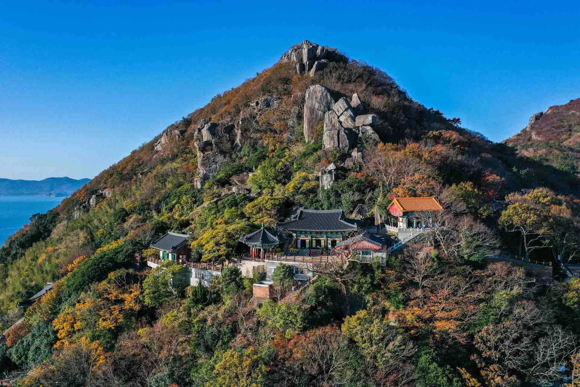 Świątynia Hyangiram w Jeollanam – świątynia na skale z wspaniałym widokiem na morze, znana jako miejsce pielgrzymek